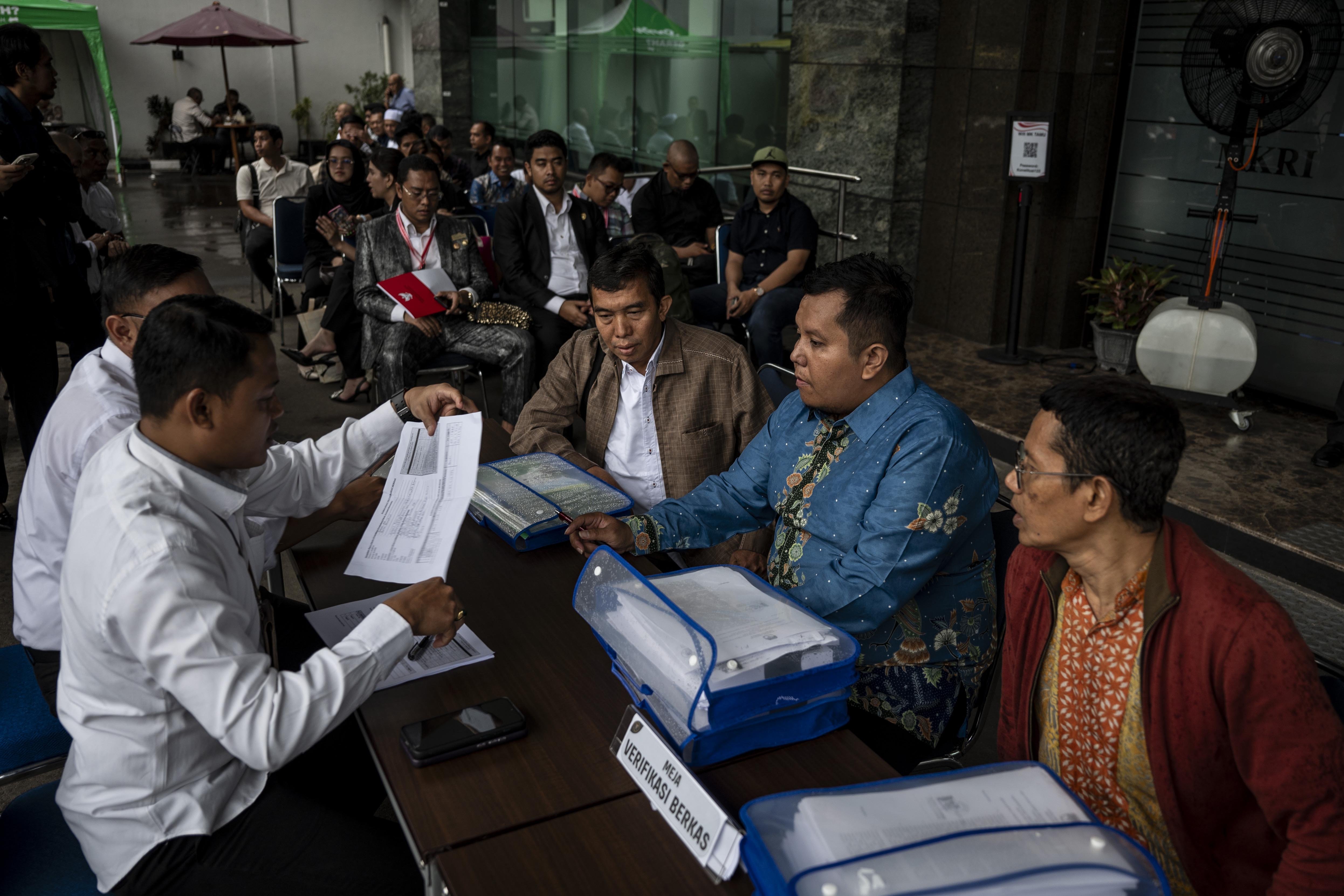 Petugas Mahkamah Konstitusi (MK) (kiri) melakukan verifikasi berkas pemohon pendaftaran gugatan hasil Pilkada 2024 di Gedung MK, Jakarta, Senin (9/12/2024). Mahkamah Konstitusi hingga 9 Desember 2024 pukul 12:00 WIB telah menerima 150 gugatan hasil Pilkada 2024 atau perkara perselisihan hasil pemilihan kepala daerah (PHPKADA). 