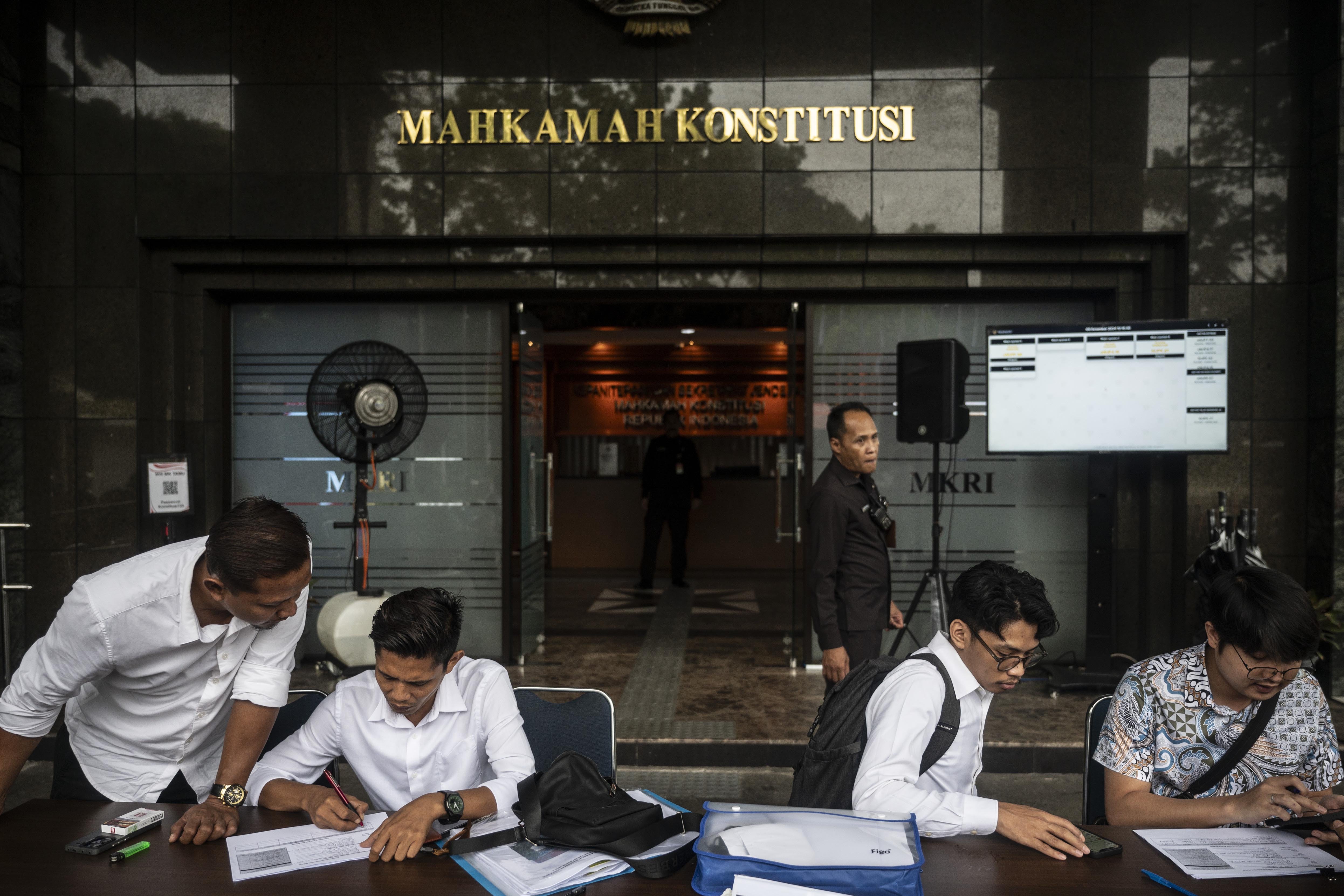 Sejumlah pemohon melengkapi berkas pendaftaran gugatan hasil Pilkada 2024 di Gedung Mahkamah Konstitusi (MK), Jakarta, Senin (9/12/2024). Mahkamah Konstitusi hingga 9 Desember 2024 pukul 12:00 WIB telah menerima 150 gugatan hasil Pilkada 2024 atau perkara perselisihan hasil pemilihan kepala daerah (PHPKADA). 