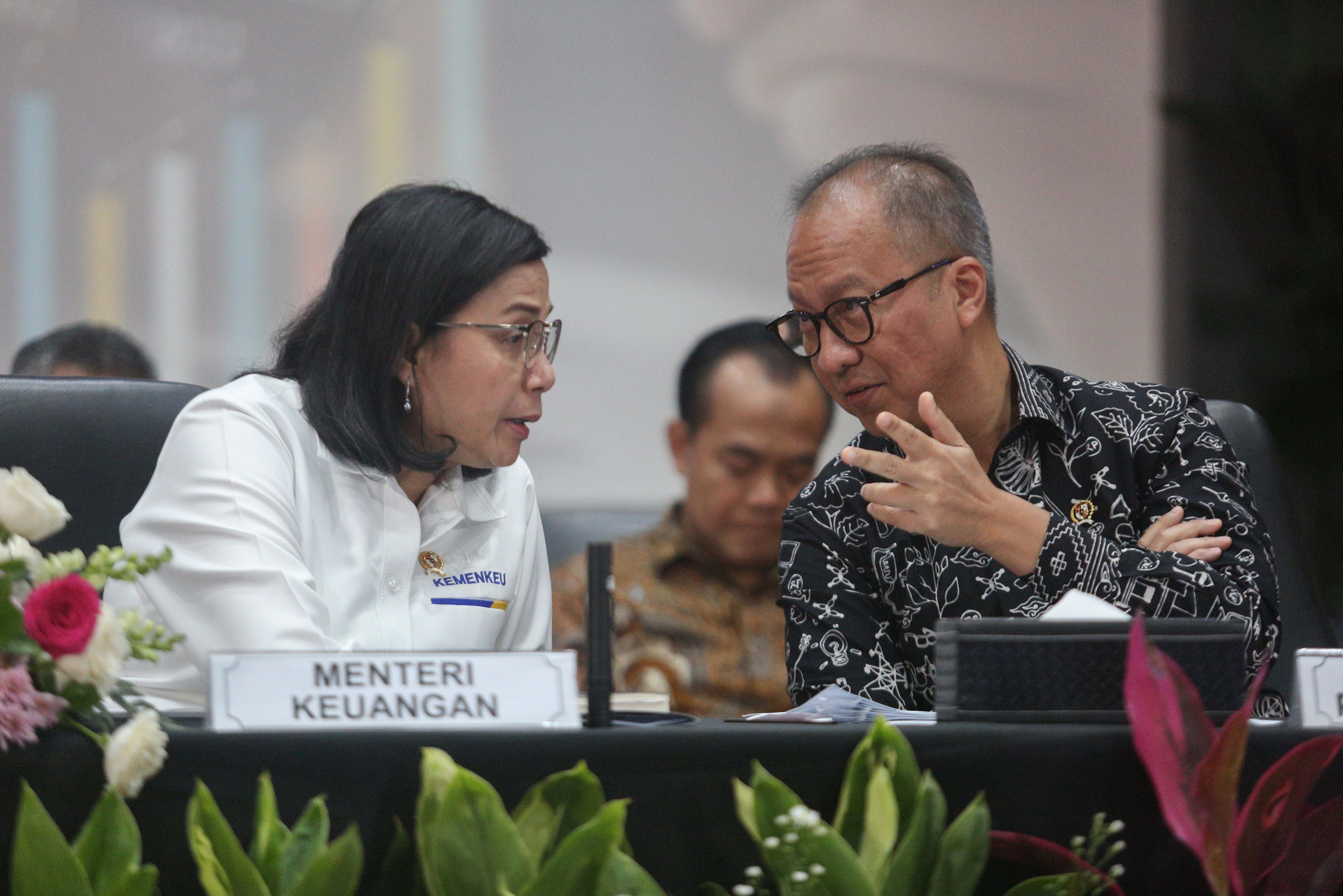Menteri Keuangan Sri Mulyani (kiri) berbincang dengan Menteri Perindustrian Agus Gumiwang (kanan) saat konferensi pers di Kantor Kementerian Koordinator Bidang Perekonomian, Jakarta, Senin (16/12/2024). Konferensi pers tersebut membahas tentang paket stimulus ekonomi untuk kesejahteraan dan kenaikan Pajak Pertambahan Nilai (PPN) sebesar 12 persen untuk barang mewah yang akan diterapkan mulai 1 Januari 2025. 