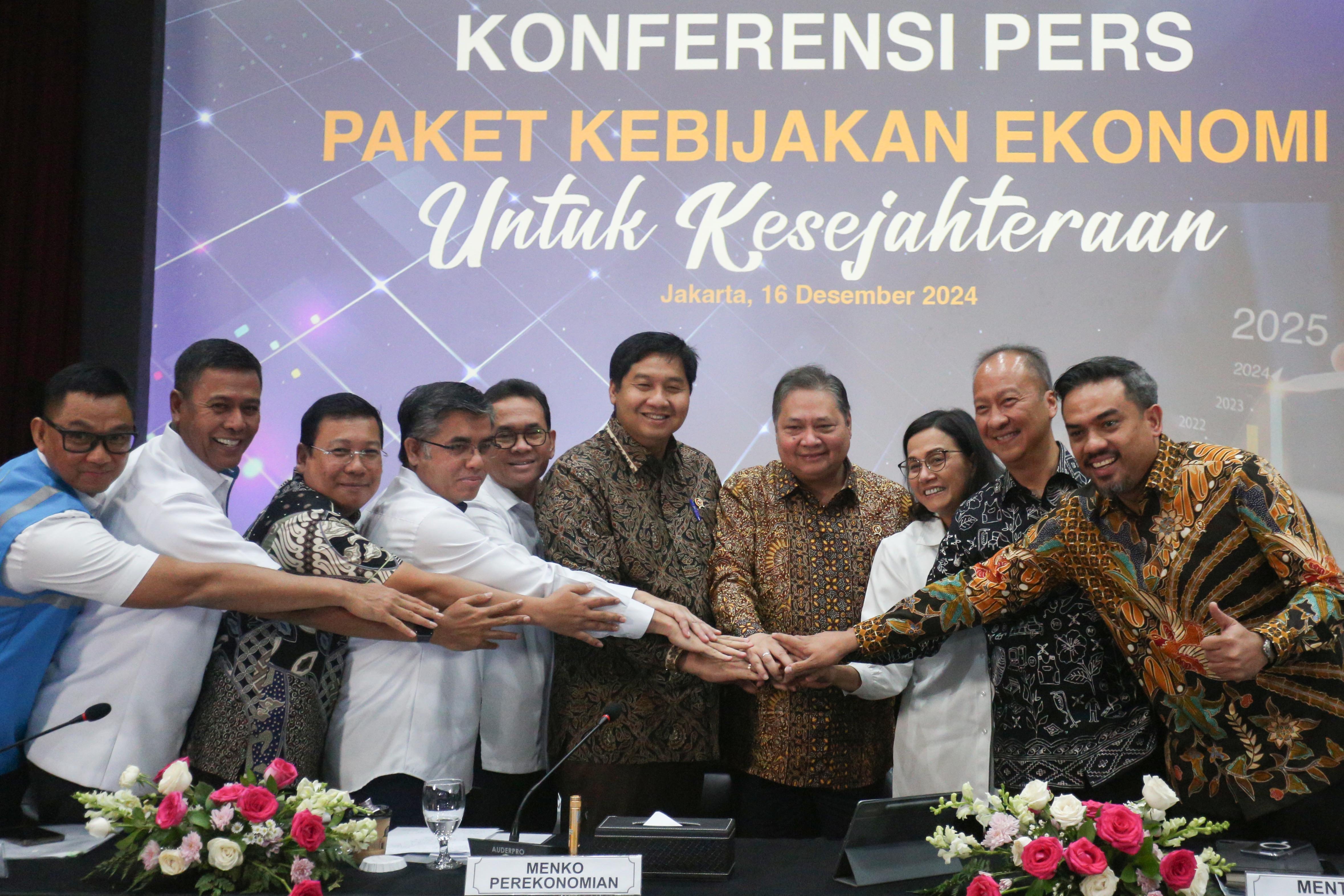 Dari kanan ke kiri Menteri UMKM Maman Abdurrahman, Menteri Perindustrian Agus Gumiwang, Menteri Keuangan Sri Mulyani, Menteri Koordinator Bidang Perekonomian Airlangga Hartarto, Menteri Perumahan dan Kawasan Permukiman Maruarar Sirait, Menteri Perdagangan Budi Santoso, Menteri Ketenagakerjaan Yassierli, Kepala BPN Arief Prasetyo Adi, Dirut BPJS Ketenagakerjaan Anggoro Eko Cahyo dan Dirut PLN Darmawan Prasodjo berfoto usai konferensi pers di Kantor Kemenko Bidang Perekonomian, Jakarta, Senin (16/12/2024). 