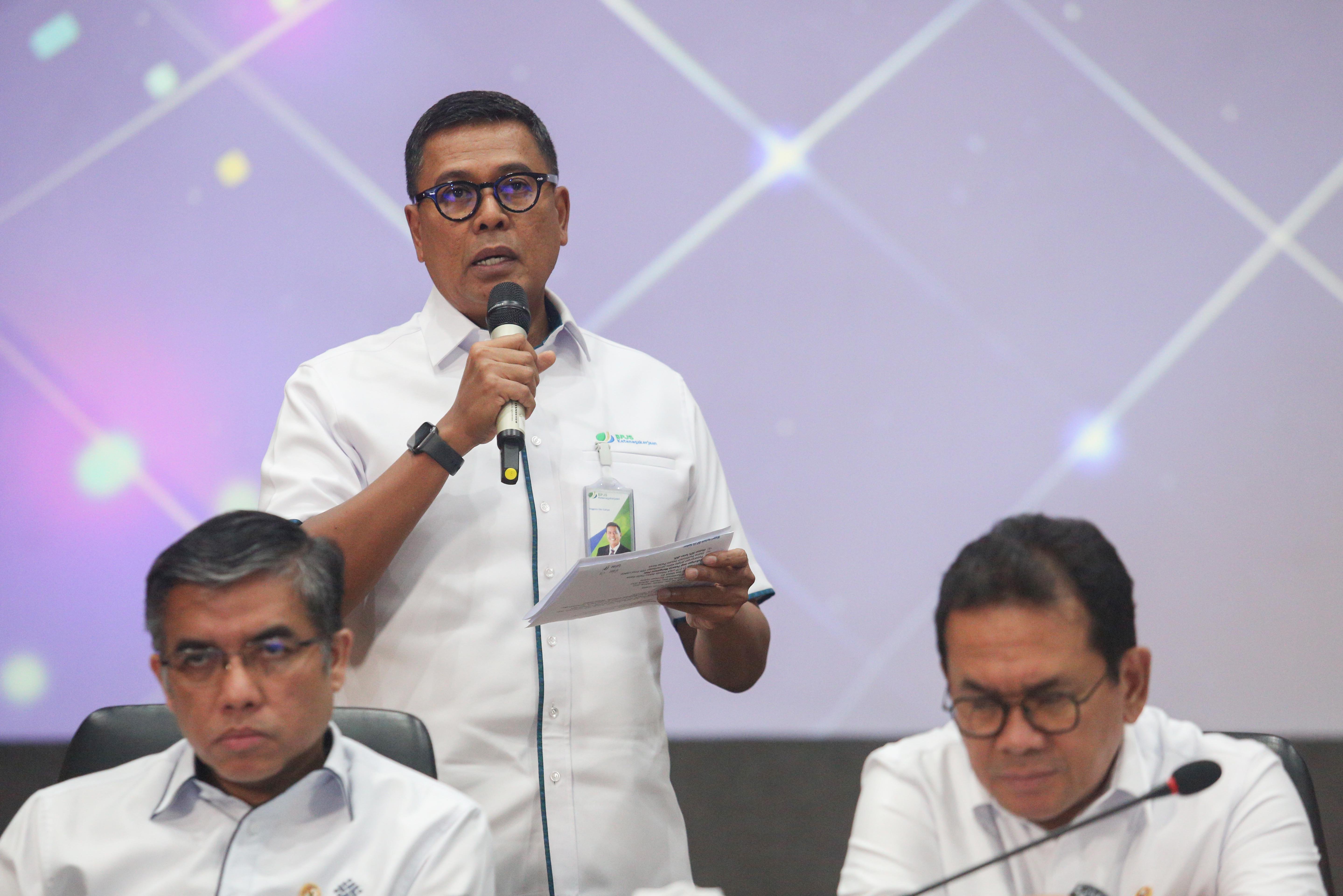 Direktur Utama BPJS Ketenagakerjaan, Anggoro Eko Cahyo (tengah) menyampaikan paparan saat konferensi pers di Kantor Kementerian Koordinator Bidang Perekonomian, Jakarta, Senin (16/12/2024). Konferensi pers tersebut membahas tentang paket stimulus ekonomi untuk kesejahteraan dan kenaikan Pajak Pertambahan Nilai (PPN) sebesar 12 persen untuk barang mewah yang akan diterapkan mulai 1 Januari 2025.