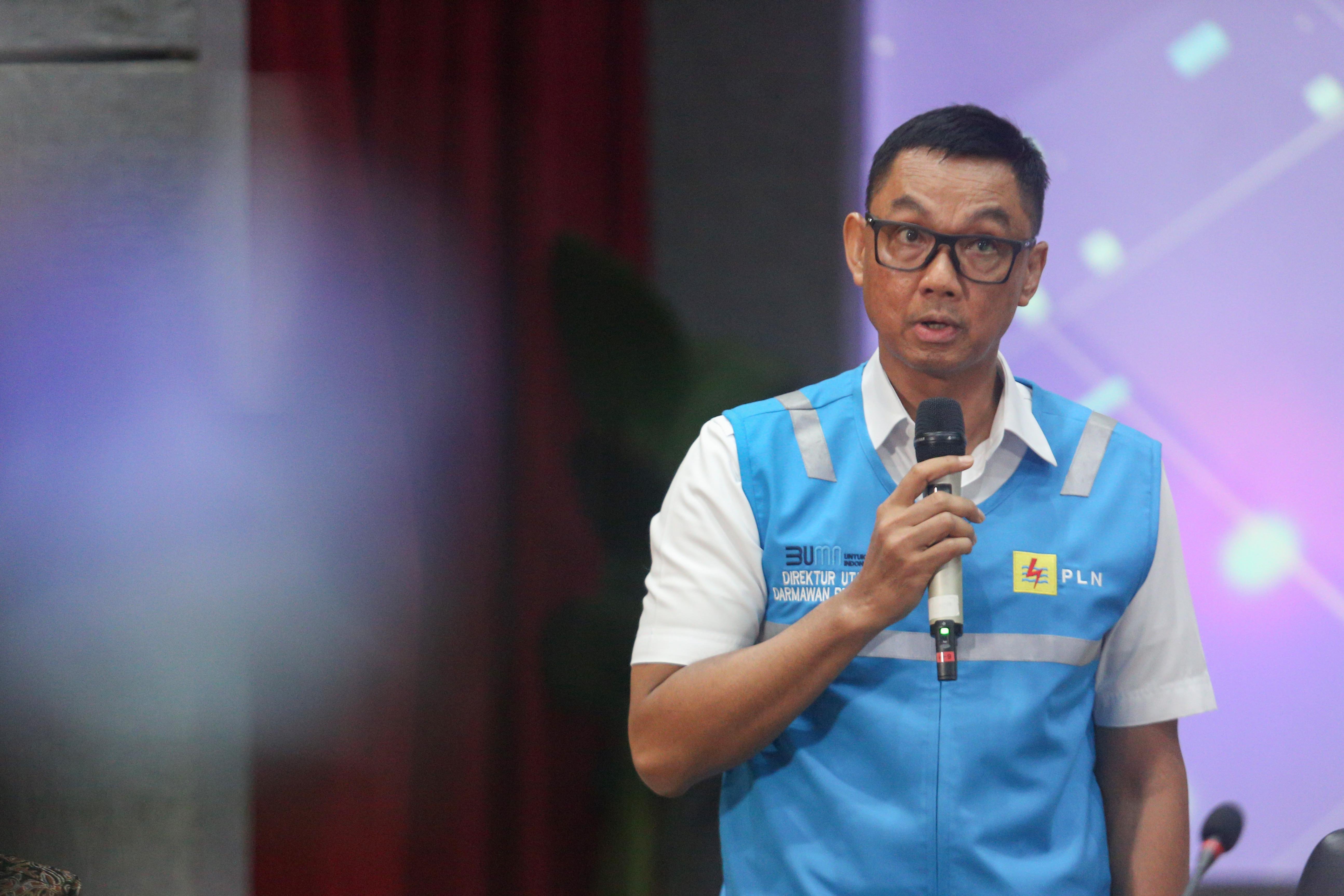 Direktur Utama PLN, Darmawan Prasodjo menyampaikan paparan saat konferensi pers di Kantor Kementerian Koordinator Bidang Perekonomian, Jakarta, Senin (16/12/2024). Konferensi pers tersebut membahas tentang paket stimulus ekonomi untuk kesejahteraan dan kenaikan Pajak Pertambahan Nilai (PPN) sebesar 12 persen untuk barang mewah yang akan diterapkan mulai 1 Januari 2025.