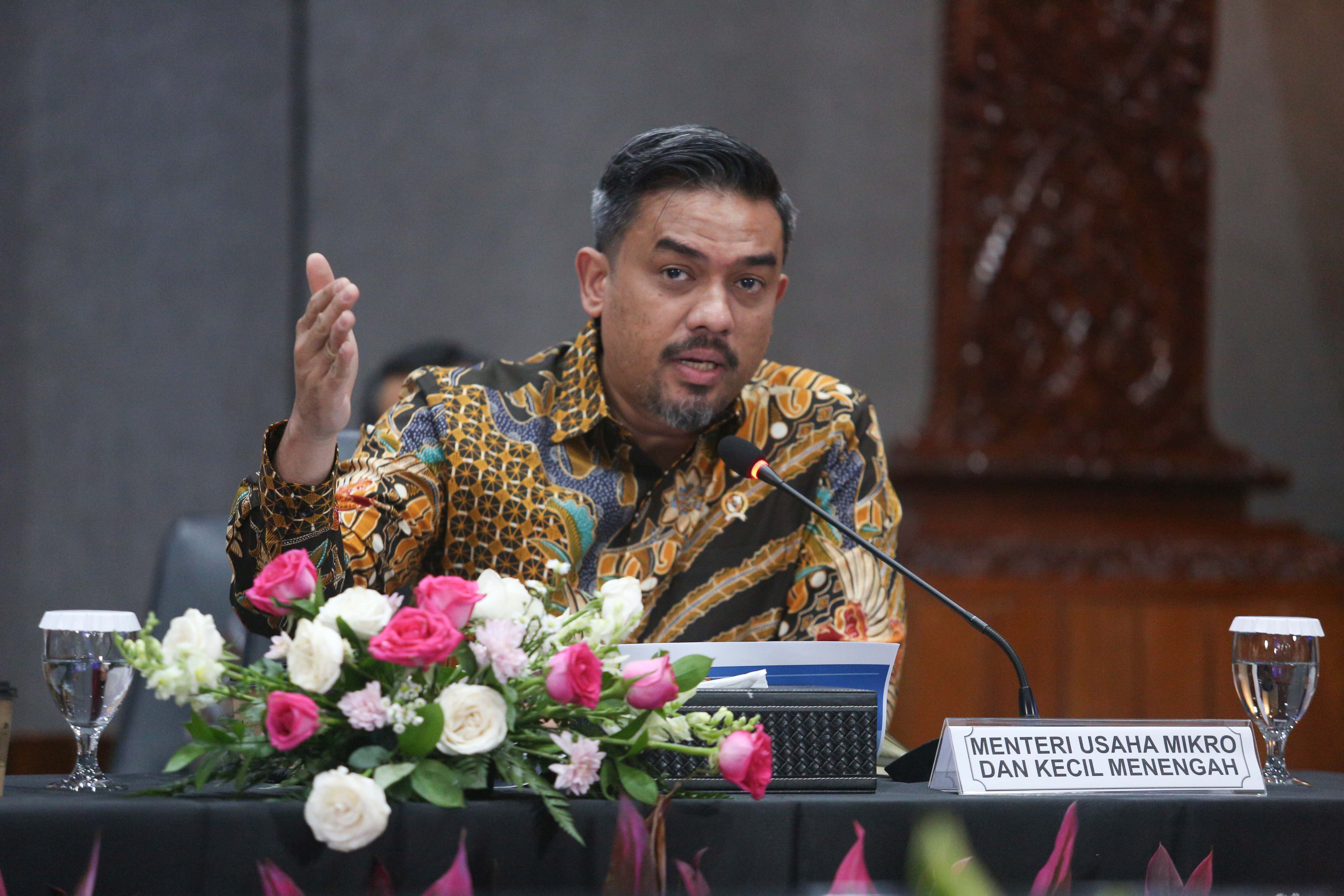 Menteri UMKM, Maman Abdurrahman menyampaikan paparan saat konferensi pers di Kantor Kementerian Koordinator Bidang Perekonomian, Jakarta, Senin (16/12/2024). Konferensi pers tersebut membahas tentang paket stimulus ekonomi untuk kesejahteraan dan kenaikan Pajak Pertambahan Nilai (PPN) sebesar 12 persen untuk barang mewah yang akan diterapkan mulai 1 Januari 2025.