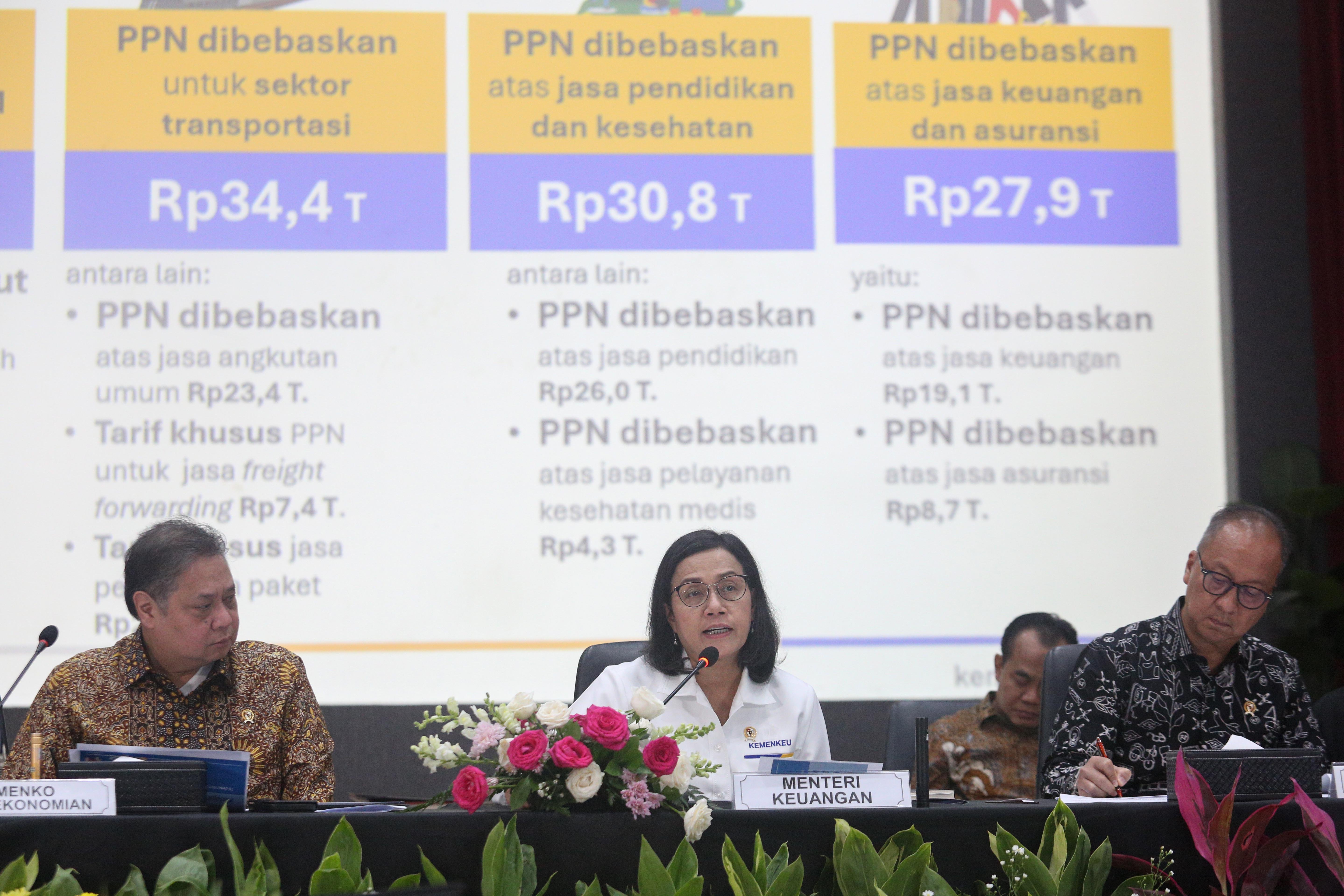 Menteri Keuangan, Sri Mulyani (tengah) bersama Menteri Koordinator Bidang Perekonomian, Airlangga Hartarto (kiri) dan Menteri Perindustrian, Agus Gumiwang (kanan) menyampaikan paparan saat konferensi pers di Kantor Kementerian Koordinator Bidang Perekonomian, Jakarta, Senin (16/12/2024). Konferensi pers tersebut membahas tentang paket stimulus ekonomi untuk kesejahteraan dan kenaikan Pajak Pertambahan Nilai (PPN) sebesar 12 persen untuk barang mewah yang akan diterapkan mulai 1 Januari 2025.