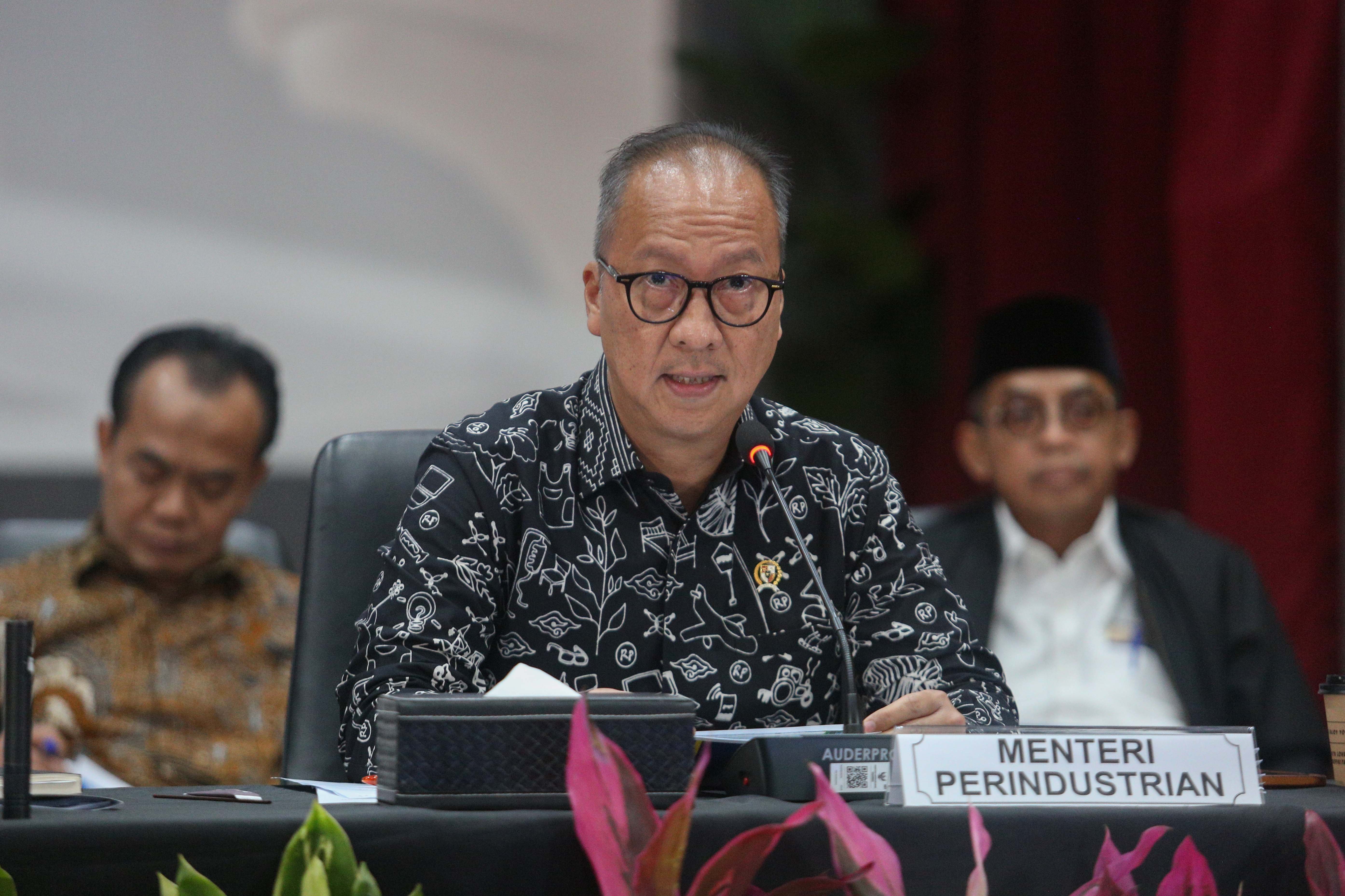 Menteri Perindustrian, Agus Gumiwang menyampaikan paparan saat konferensi pers di Kantor Kementerian Koordinator Bidang Perekonomian, Jakarta, Senin (16/12/2024). Konferensi pers tersebut membahas tentang paket stimulus ekonomi untuk kesejahteraan dan kenaikan Pajak Pertambahan Nilai (PPN) sebesar 12 persen untuk barang mewah yang akan diterapkan mulai 1 Januari 2025.