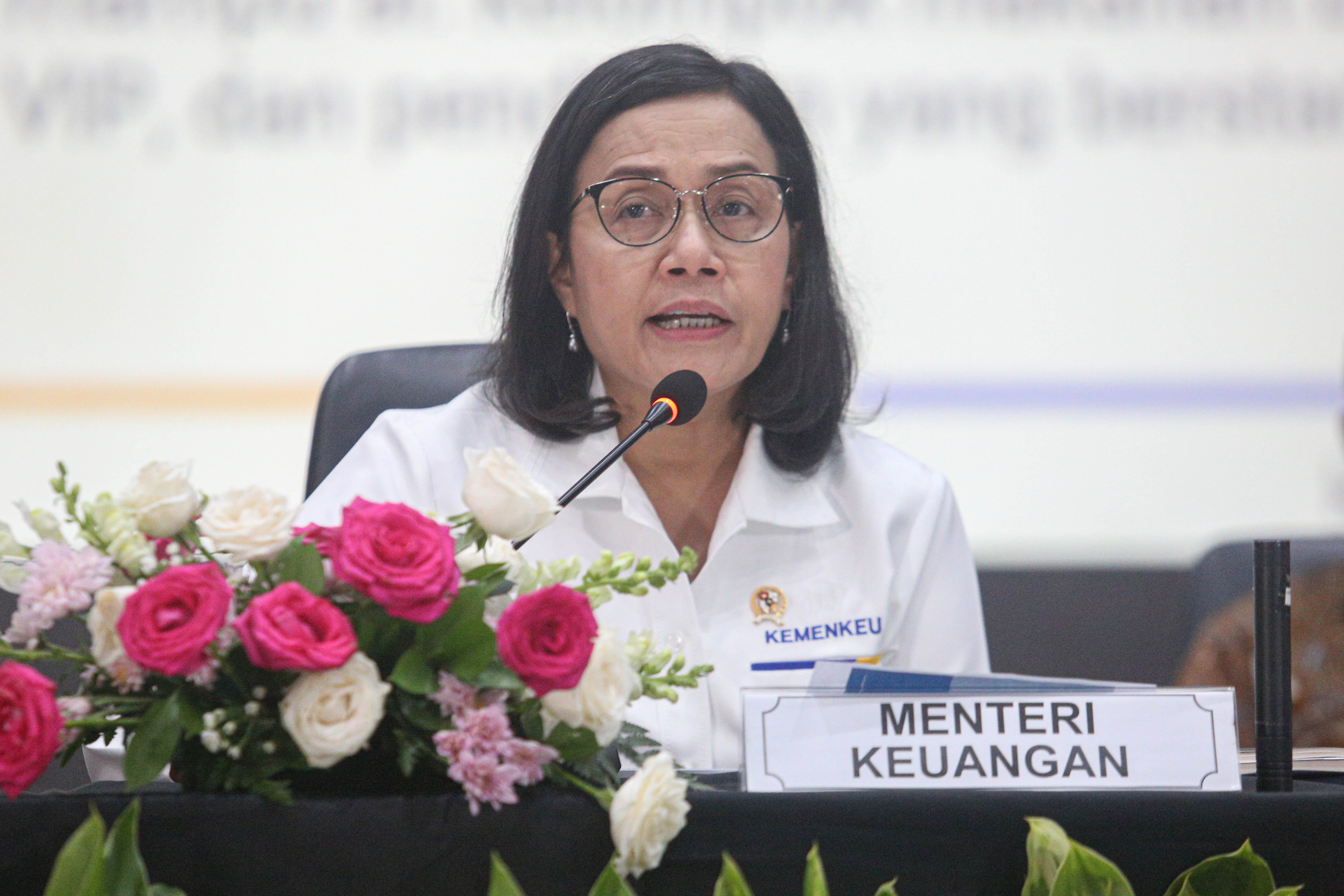 Menteri Keuangan, Sri Mulyani menyampaikan paparan saat konferensi pers di Kantor Kementerian Koordinator Bidang Perekonomian, Jakarta, Senin (16/12/2024). Konferensi pers tersebut membahas tentang paket stimulus ekonomi untuk kesejahteraan dan kenaikan Pajak Pertambahan Nilai (PPN) sebesar 12 persen untuk barang mewah yang akan diterapkan mulai 1 Januari 2025.