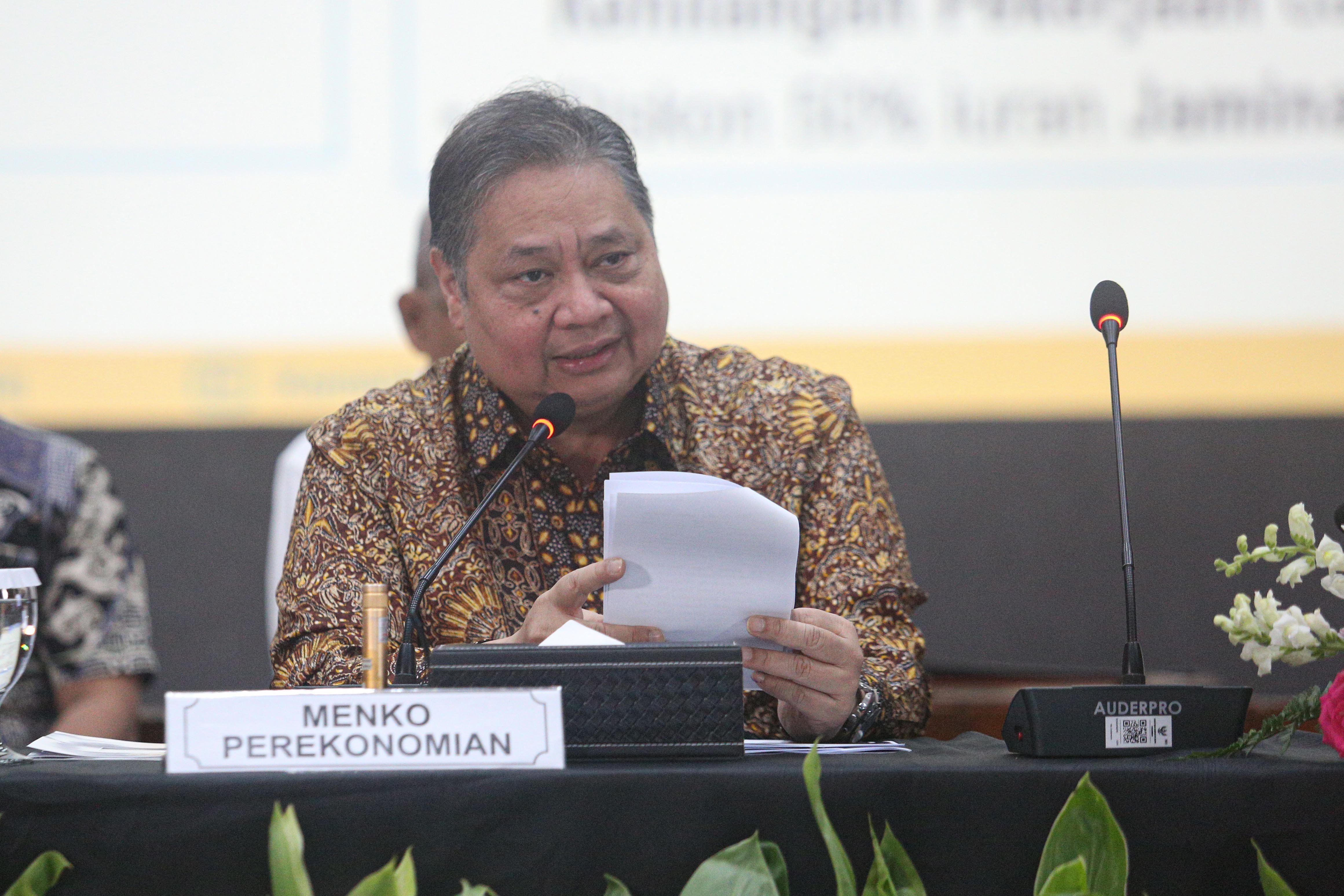 Menteri Koordinator Bidang Perekonomian, Airlangga Hartarto menyampaikan paparan saat konferensi pers di Kantor Kementerian Koordinator Bidang Perekonomian, Jakarta, Senin (16/12/2024). Konferensi pers tersebut membahas tentang paket stimulus ekonomi untuk kesejahteraan dan kenaikan Pajak Pertambahan Nilai (PPN) sebesar 12 persen untuk barang mewah yang akan diterapkan mulai 1 Januari 2025.