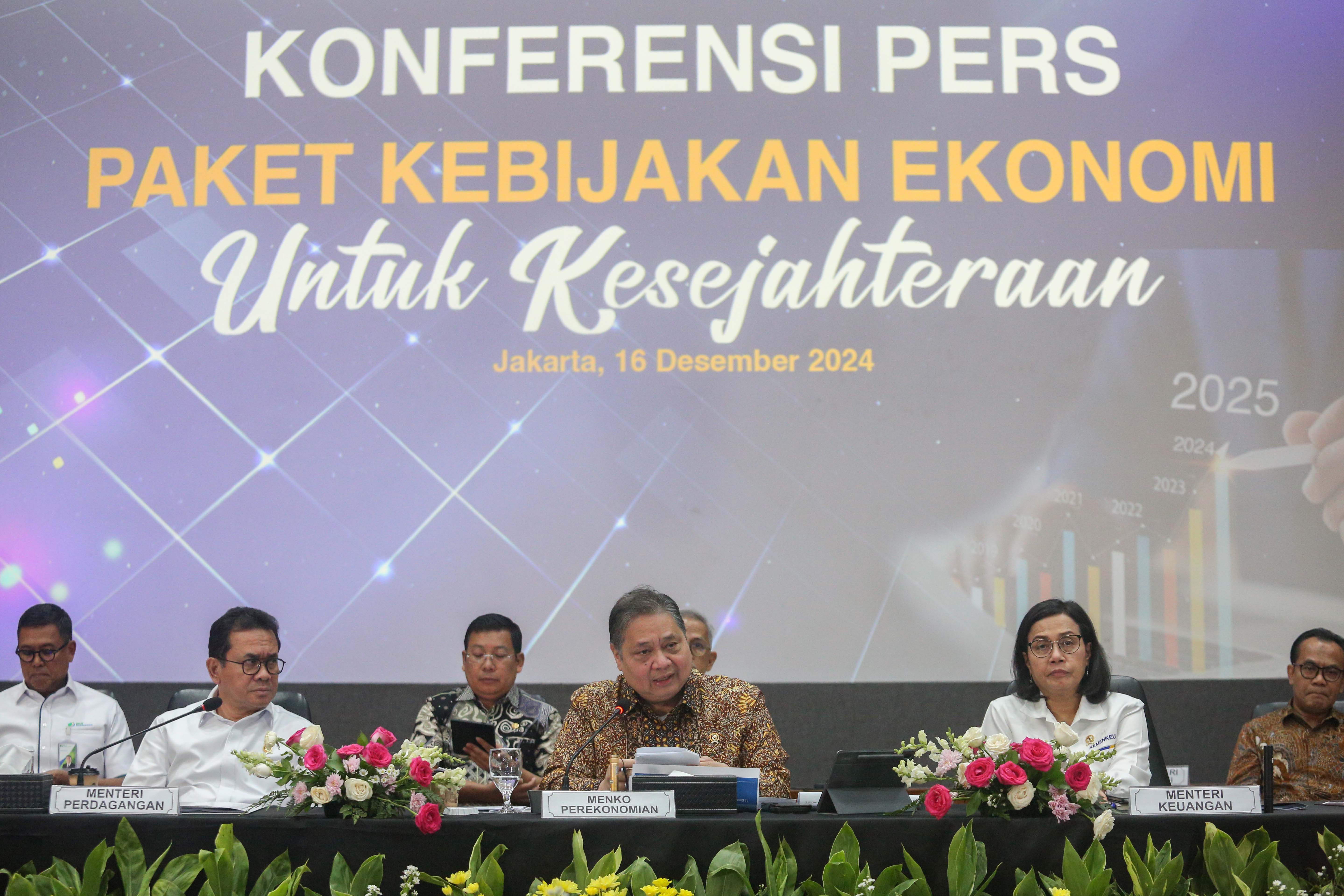 Menteri Koordinator Bidang Perekonomian, Airlangga Hartarto (tengah) bersama Menteri Keuangan, Sri Mulyani (kedua kanan) dan Menteri Perdagangan, Budi Santoso (kedua kiri) menyampaikan paparan saat konferensi pers di Kantor Kementerian Koordinator Bidang Perekonomian, Jakarta, Senin (16/12/2024). Konferensi pers tersebut membahas tentang paket stimulus ekonomi untuk kesejahteraan dan kenaikan Pajak Pertambahan Nilai (PPN) sebesar 12 persen untuk barang mewah yang akan diterapkan mulai 1 Januari 2025.