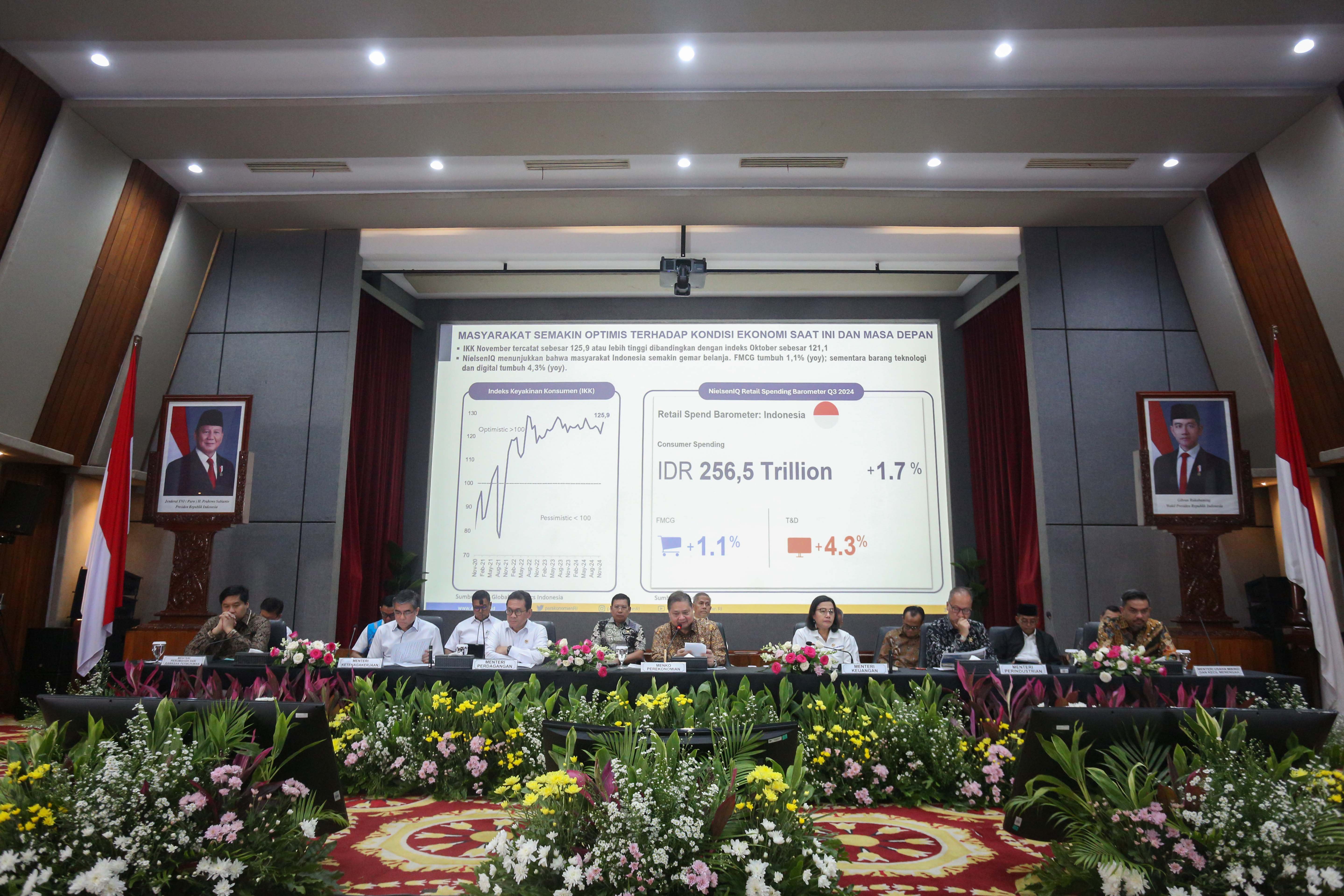 Suasana konferensi pers di Kantor Kementerian Koordinator Bidang Perekonomian, Jakarta, Senin (16/12/2024). Konferensi pers tersebut membahas tentang paket stimulus ekonomi untuk kesejahteraan dan kenaikan Pajak Pertambahan Nilai (PPN) sebesar 12 persen untuk barang mewah yang akan diterapkan mulai 1 Januari 2025.