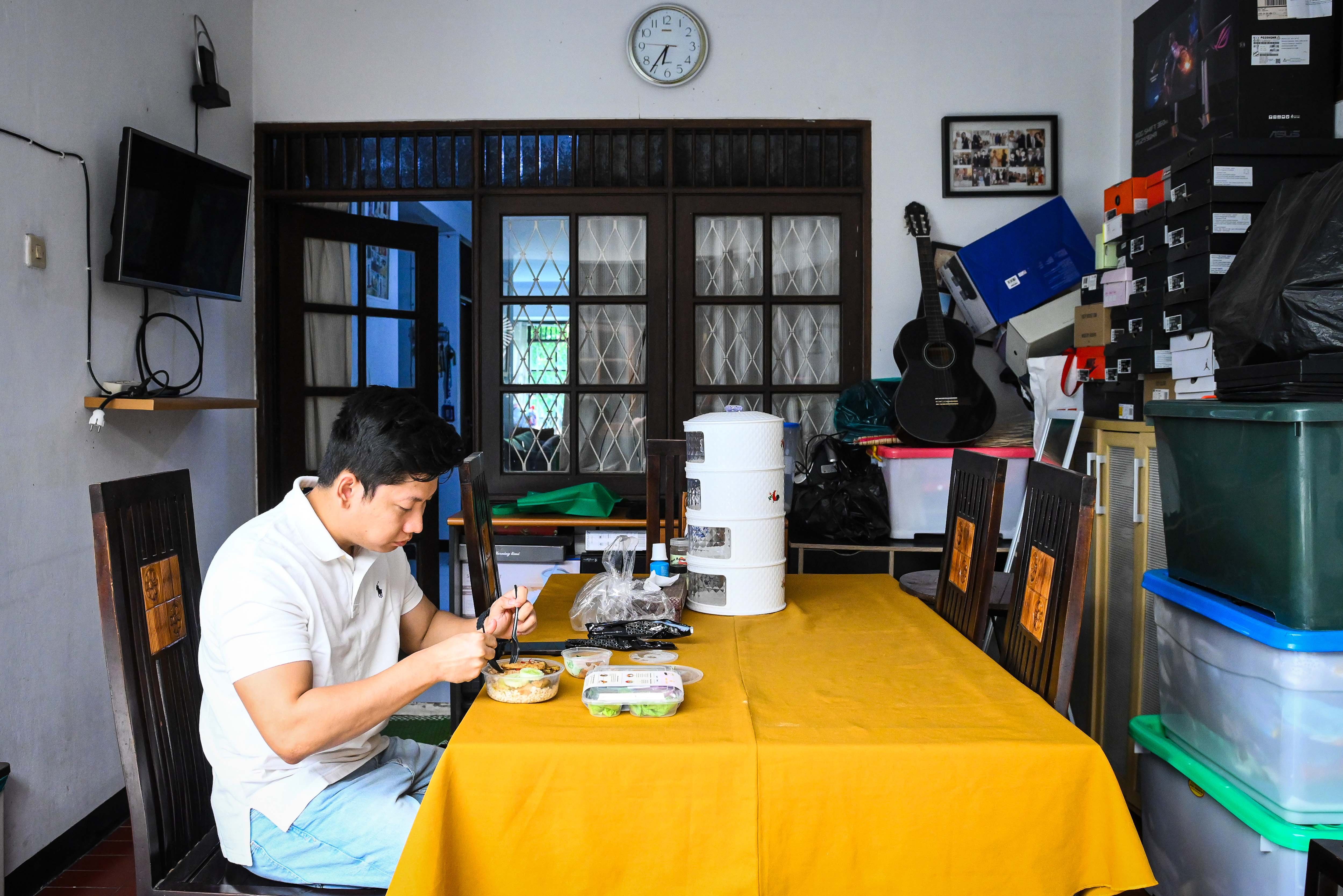 Rangga, salah satu pelanggan menyantap makanan sehat di kediamannya di kawasan Bintaro, Tangerang Selatan.