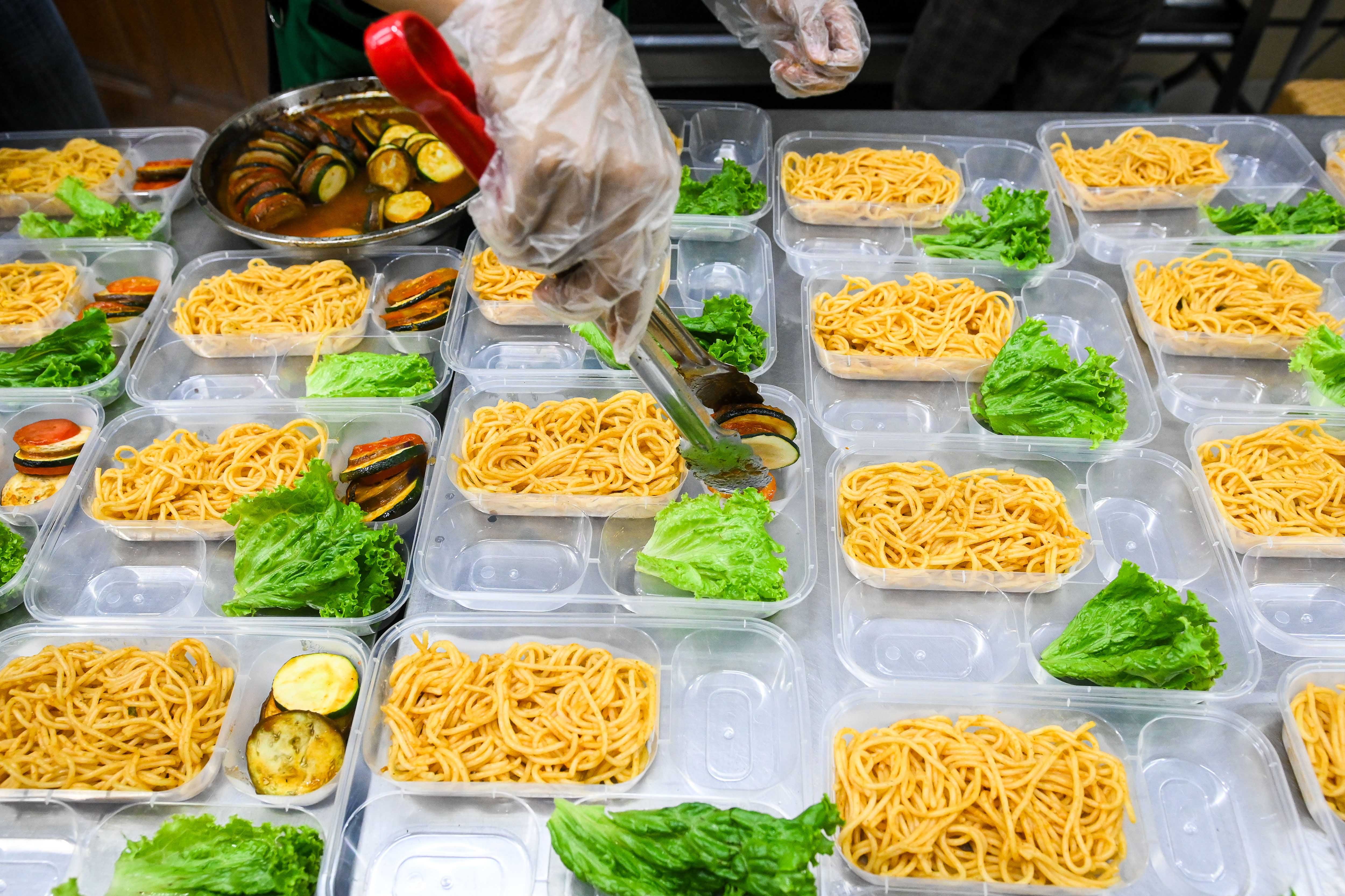 Pramusaji menyiapkan menu makanan sehat.