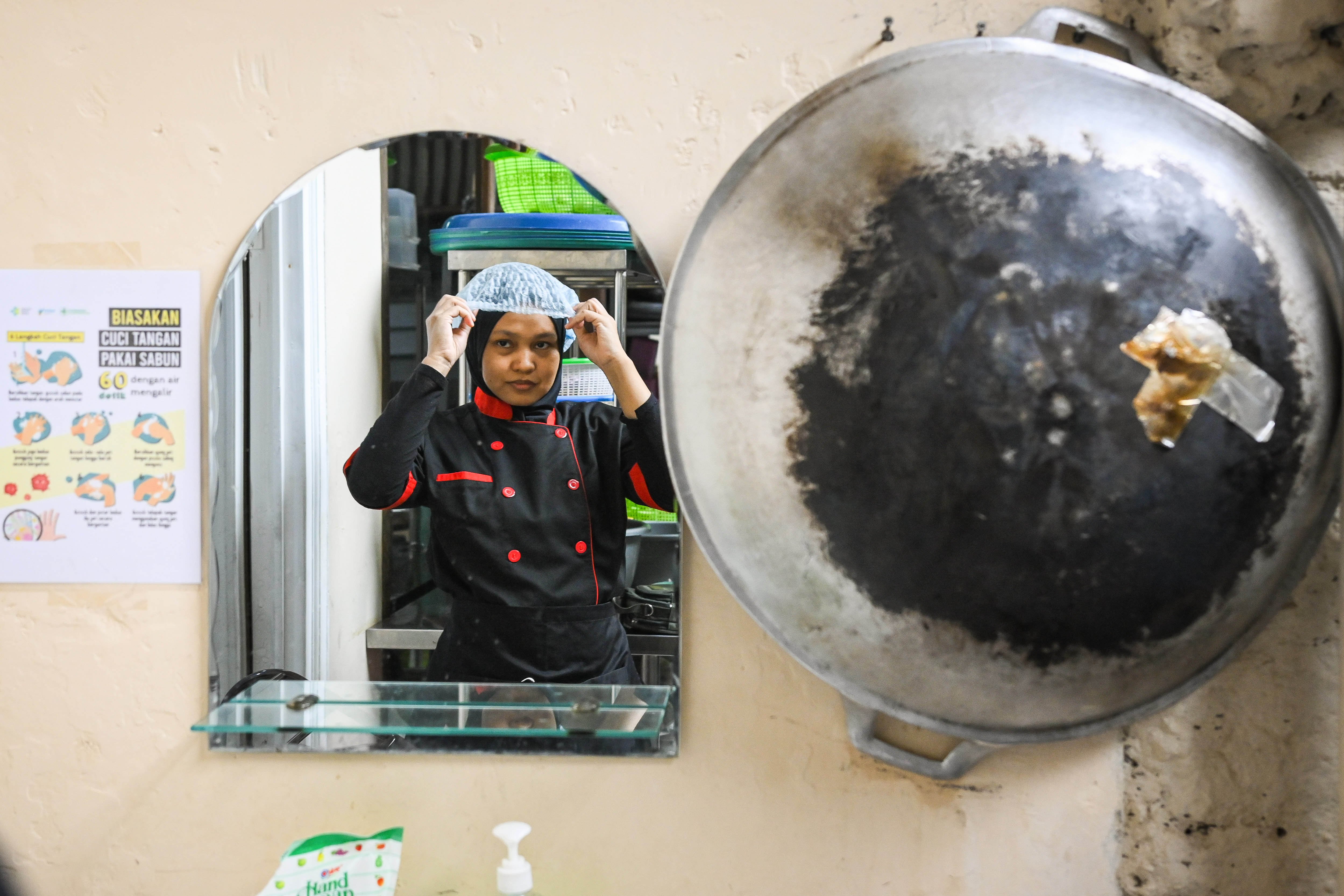 Juru masak memakai penutup kepala di Hanan Catering, Ciputat, Tangerang Selatan.