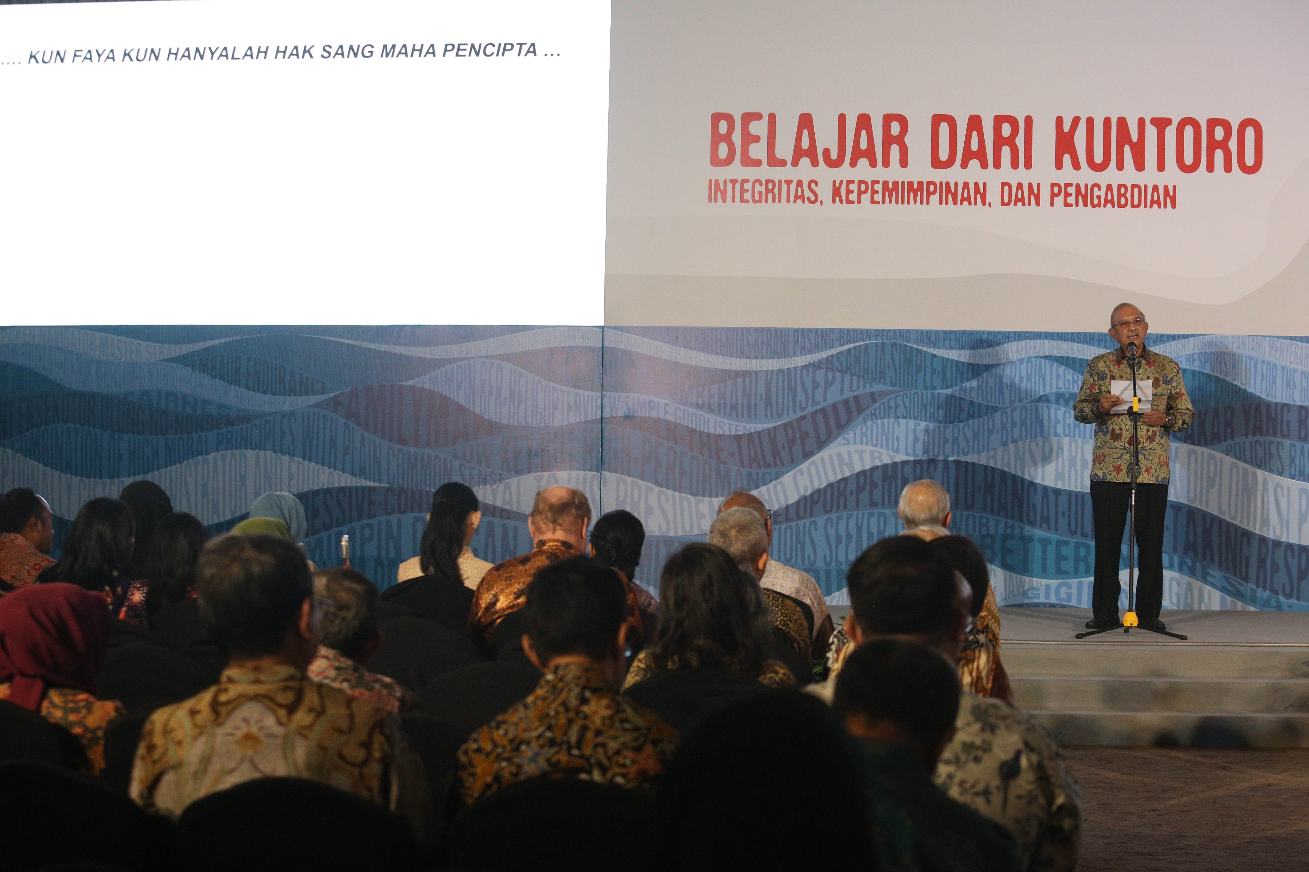 Direktur Institut Deliverologi Indonesia (IDeA), Heru Prasetyo menyampaikan pernyataan penutup pada acara Belajar dari Kuntoro: Integritas, Kepemimpinan dan Pengabdian di The Dharmawangsa Jakarta, Selasa (17/12/2024). Buku yang ditulis oleh 56 kontributor dan dua anggota keluarga Kuntoro Mangkusubroto ini menggambarkan prinsip kepemimpinan, etos kerja, dan dedikasi tanpa henti Pak Kuntoro terhadap pelayanan publik dan pembangunan.