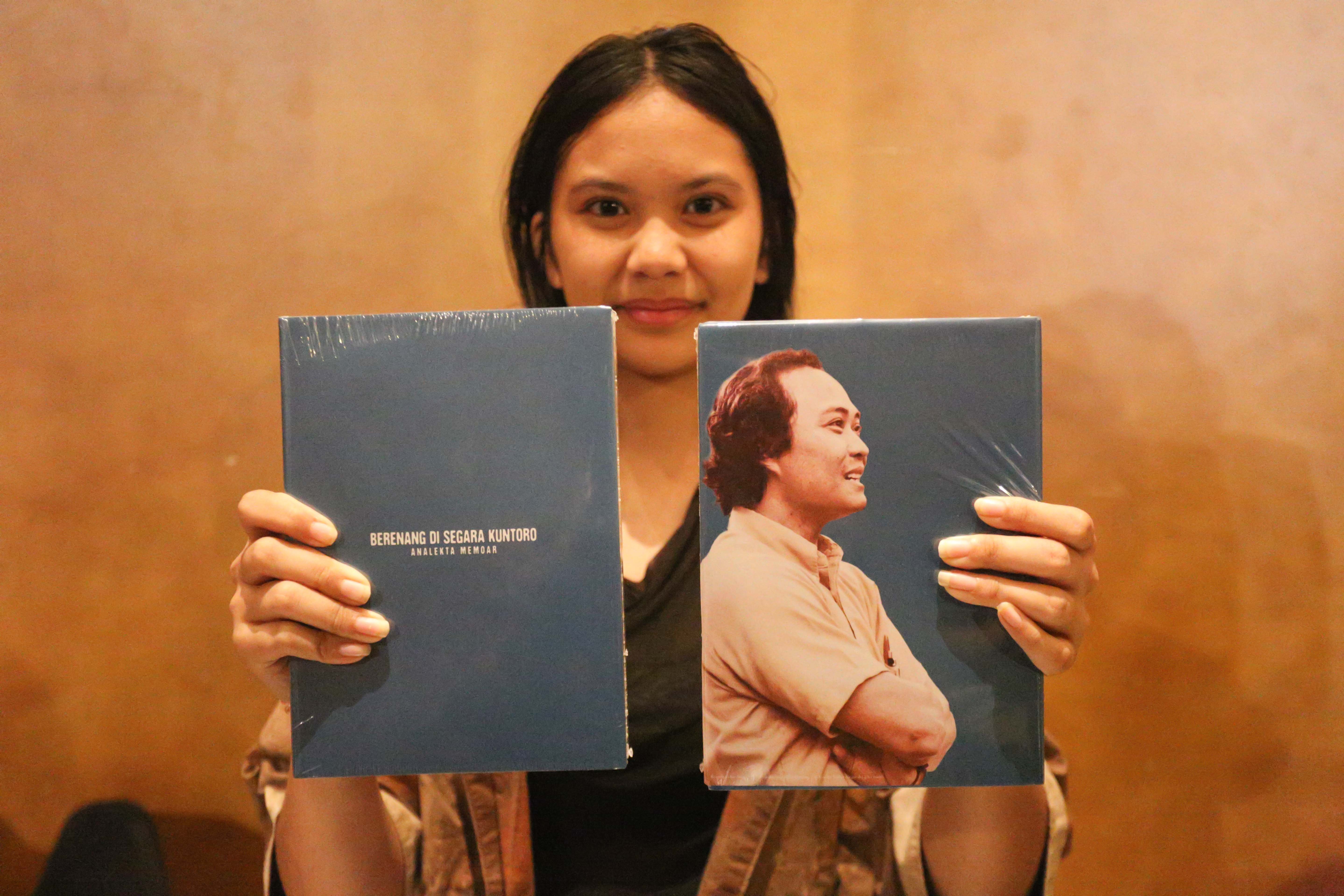 Seorang tamu undangan menunjukkan buku Berenang di Segara Kuntoro: Analekta Memoar saat acara Belajar dari Kuntoro: Integritas, Kepemimpinan dan Pengabdian di The Dharmawangsa Jakarta, Selasa (17/12/2024). Buku yang ditulis oleh 56 kontributor dan dua anggota keluarga Kuntoro Mangkusubroto ini menggambarkan prinsip kepemimpinan, etos kerja, dan dedikasi tanpa henti Kuntoro terhadap pelayanan publik dan pembangunan.