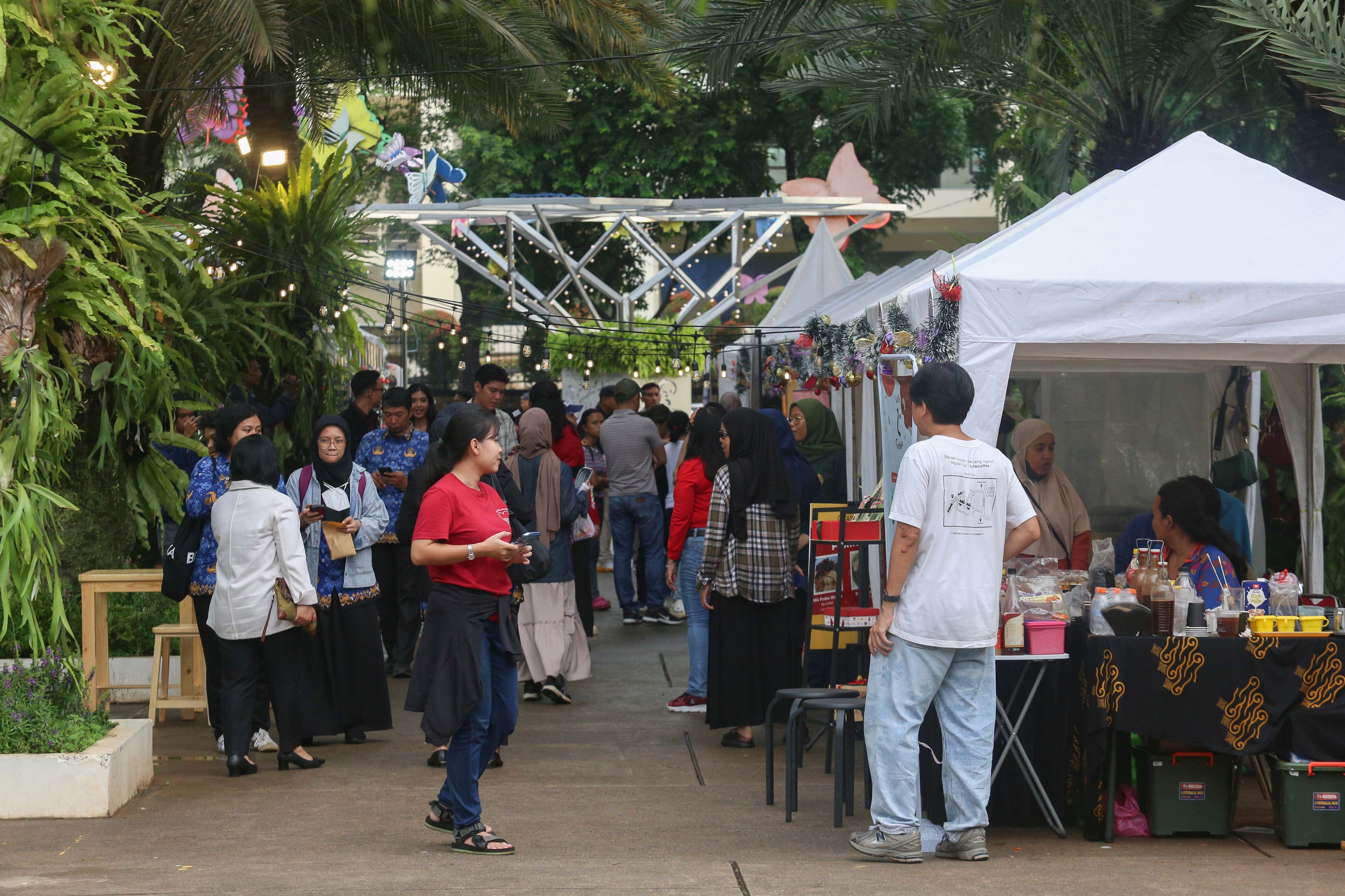 Suasana Pasar Kreatif Natal di Lapangan Banteng, Jakarta, Senin (23/12/2024). Kegiatan yang digelar dalam rangka menyambut Hari Raya Natal 2024 tersebut menghadirkan berbagai acara menarik mulai dari 70 stan UMKM makanan ringan dan produk kerajinan tangan, paduan suara kidung natal hingga penampilan musik dari Krisna Trias dan Moscato Band.