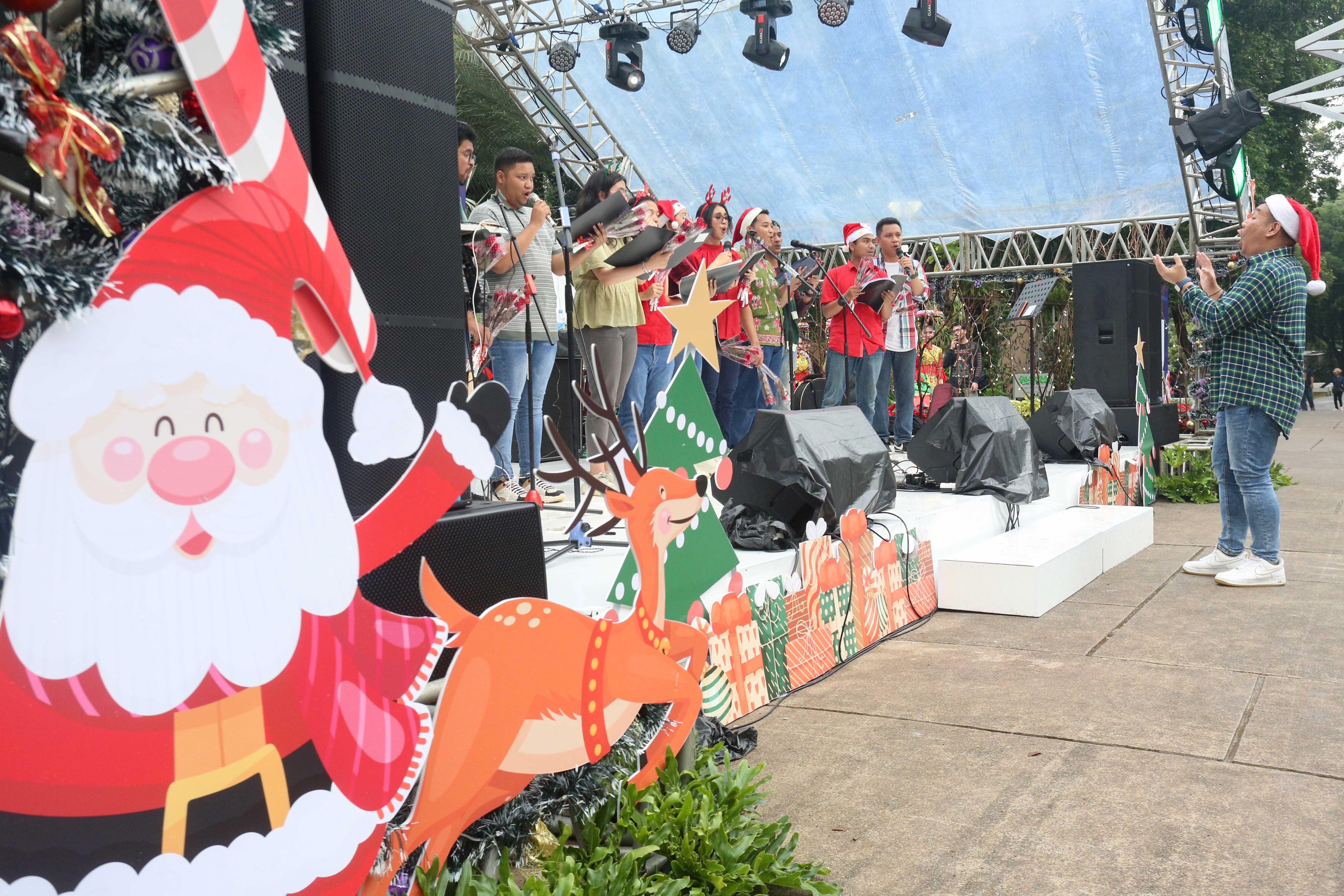 Kelompok paduan suara membawakan kidung natal pada Pasar Kreatif Natal di Lapangan Banteng, Jakarta, Senin (23/12/2024). Kegiatan yang digelar dalam rangka menyambut Hari Raya Natal 2024 tersebut menghadirkan berbagai acara menarik mulai dari 70 stan UMKM makanan ringan dan produk kerajinan tangan, paduan suara kidung natal hingga penampilan musik dari Krisna Trias dan Moscato Band. 