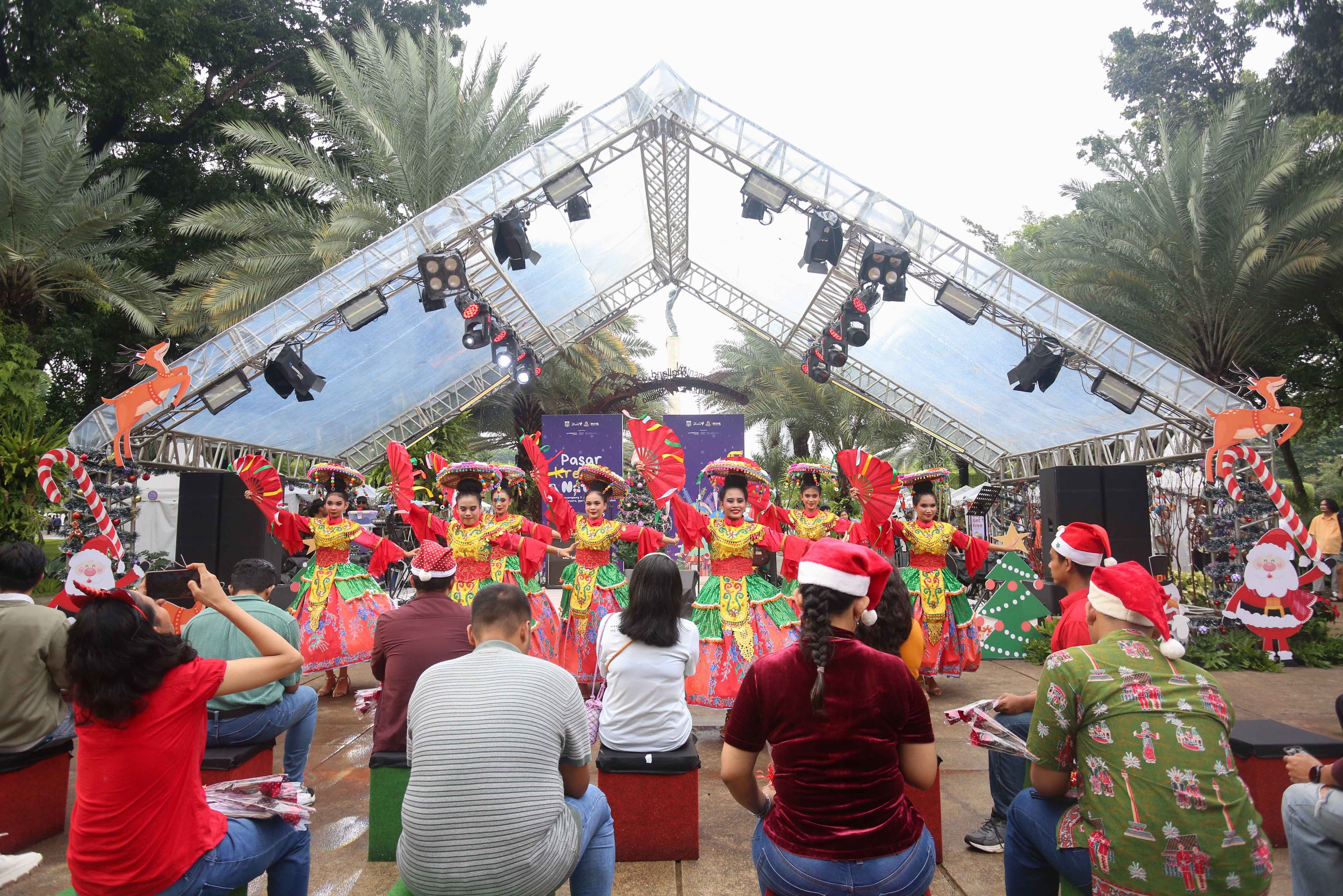 Penari menampilkan Tari Bintang Jakarta pada Pasar Kreatif Natal di Lapangan Banteng, Jakarta, Senin (23/12/2024). Kegiatan yang digelar dalam rangka menyambut Hari Raya Natal 2024 tersebut menghadirkan berbagai acara menarik mulai dari 70 stan UMKM makanan ringan dan produk kerajinan tangan, paduan suara kidung natal hingga penampilan musik dari Krisna Trias dan Moscato Band. 