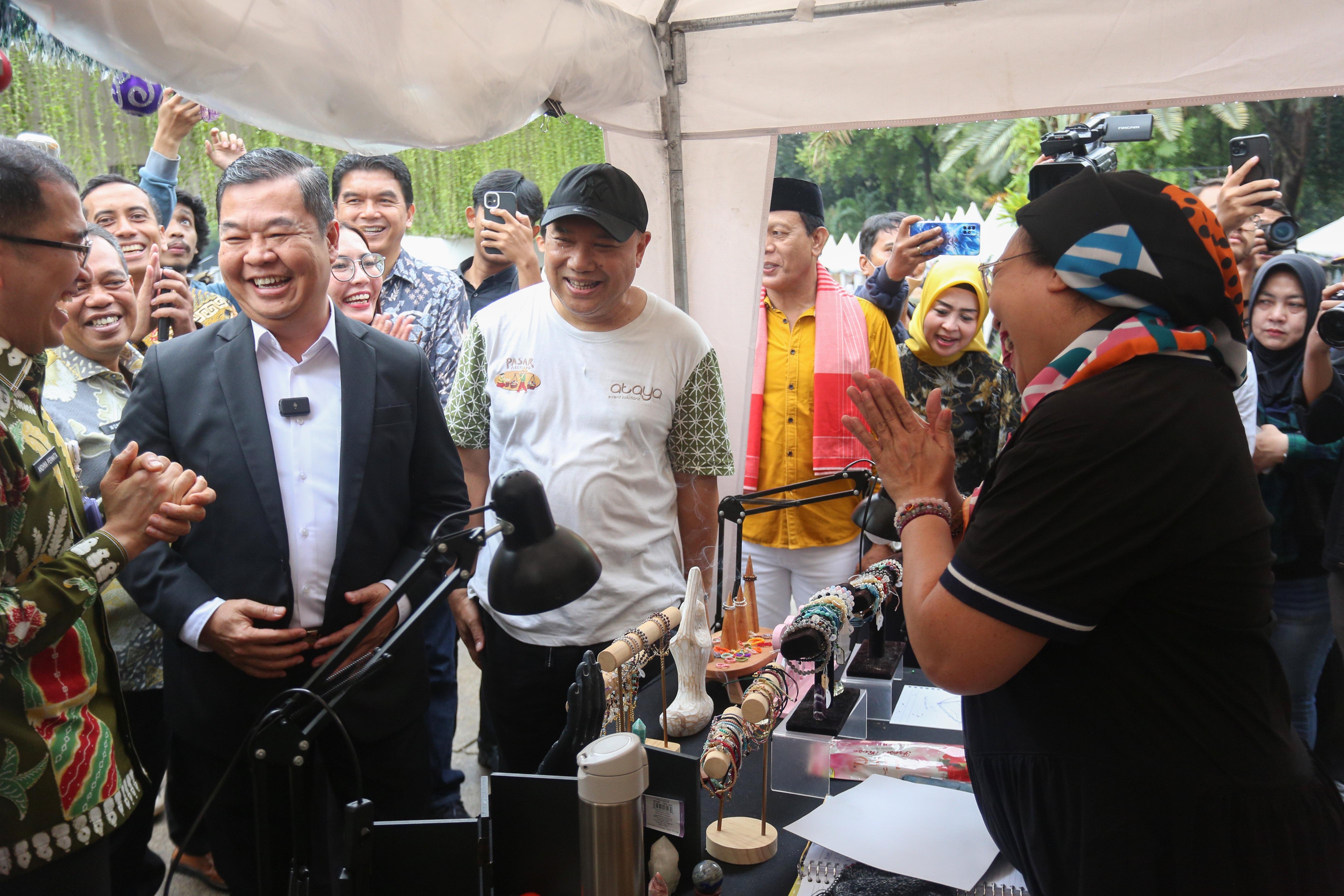 Penjabat (PJ) Gubernur DKI Jakarta, Teguh Setyabudi (kedua kiri) berkunjung ke Pasar Kreatif Natal di Lapangan Banteng, Jakarta, Senin (23/12/2024). Kegiatan yang digelar dalam rangka menyambut Hari Raya Natal 2024 tersebut menghadirkan berbagai acara menarik mulai dari 70 stan UMKM makanan ringan dan produk kerajinan tangan, paduan suara kidung natal hingga penampilan musik dari Krisna Trias dan Moscato Band. 