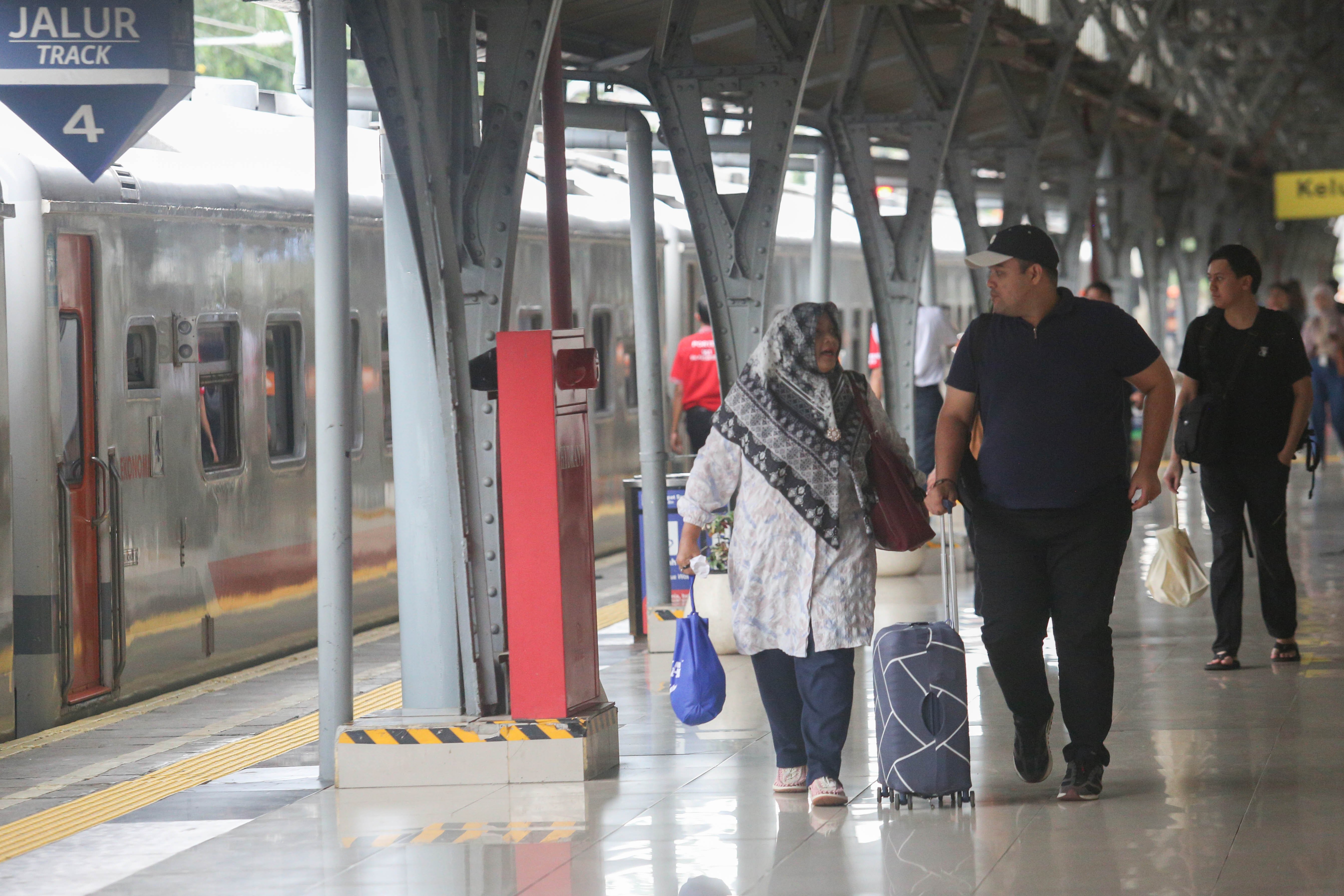 Penumpang berjalan menuju gerbong kereta api di Stasiun Pasar Senen, Jakarta, Selasa (24/12/2024). Pada H-1 menjelang Hari Raya Natal 2024 dan H-7 Tahun Baru 2025, PT Kereta Api Indonesia (Persero) Daop 1 Jakarta memberangkatkan rata-rata 38 perjalanan kereta api jarak jauh melalui Stasiun Pasar Senen dengan jumlah penumpang sebanyak 25.357.