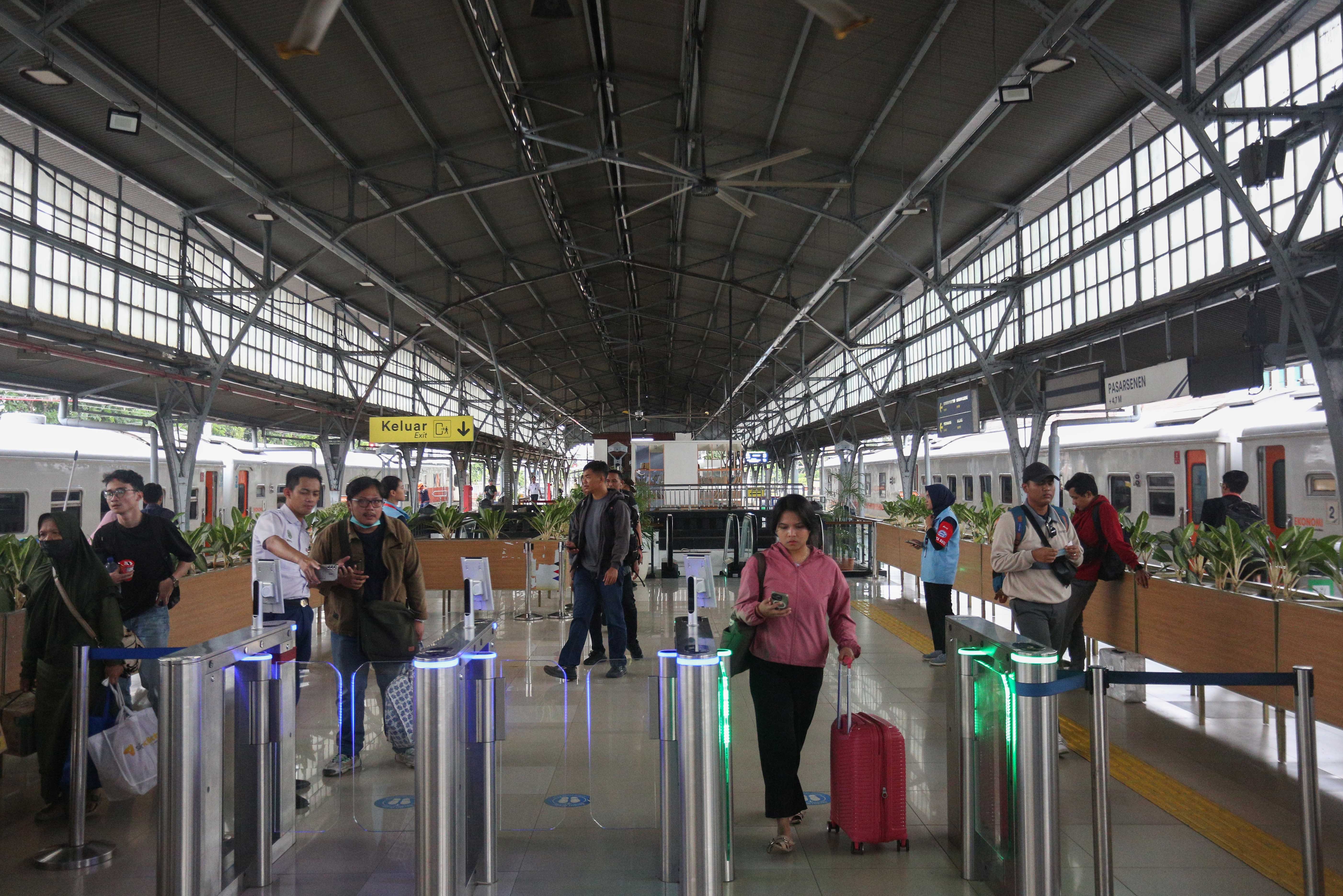 Sejumlah penumpang memasuki area peron Stasiun Pasar Senen, Jakarta, Selasa (24/12/2024). Pada H-1 menjelang Hari Raya Natal 2024 dan H-7 Tahun Baru 2025, PT Kereta Api Indonesia (Persero) Daop 1 Jakarta memberangkatkan rata-rata 38 perjalanan kereta api jarak jauh melalui Stasiun Pasar Senen dengan jumlah penumpang sebanyak 25.357.
