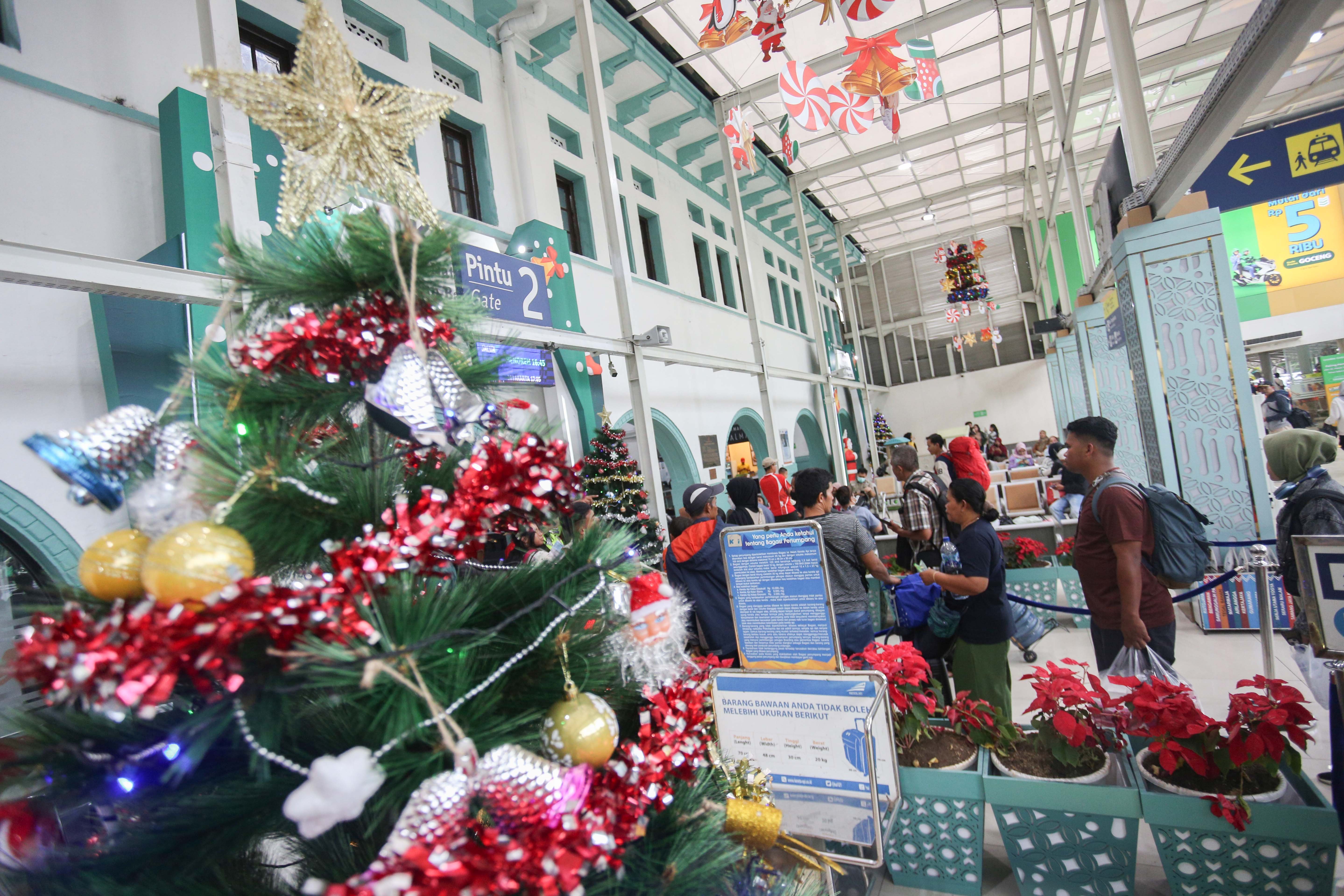 Sejumlah penumpang KA Jayakarta antre untuk pengecekan tiket di Stasiun Pasar Senen, Jakarta, Selasa (24/12/2024). Pada H-1 menjelang Hari Raya Natal 2024 dan H-7 Tahun Baru 2025, PT Kereta Api Indonesia (Persero) Daop 1 Jakarta memberangkatkan rata-rata 38 perjalanan kereta api jarak jauh melalui Stasiun Pasar Senen dengan jumlah penumpang sebanyak 25.357.