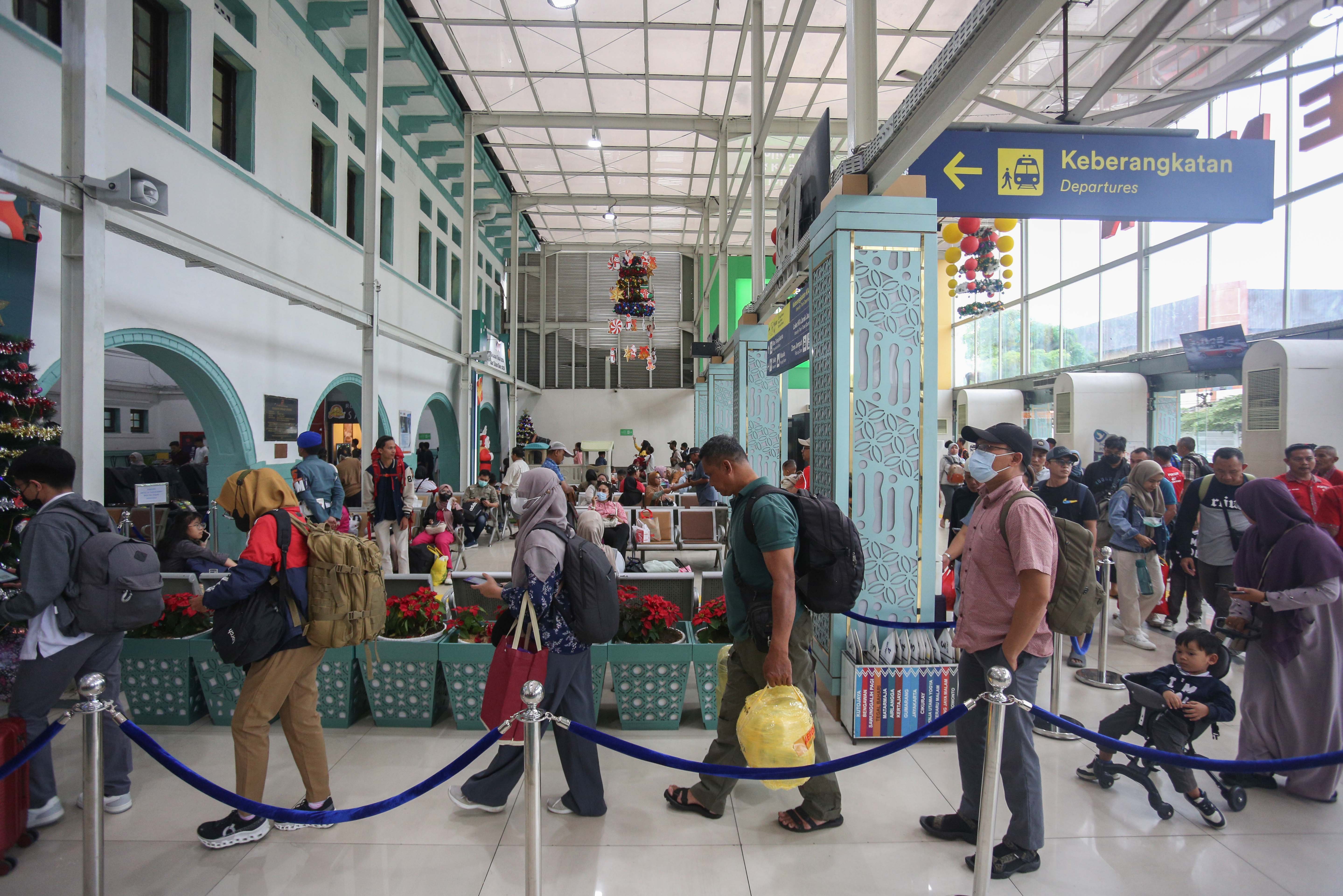 Sejumlah penumpang KA Jayakarta antre untuk pengecekan tiket di Stasiun Pasar Senen, Jakarta, Selasa (24/12/2024). Pada H-1 menjelang Hari Raya Natal 2024 dan H-7 Tahun Baru 2025, PT Kereta Api Indonesia (Persero) Daop 1 Jakarta memberangkatkan rata-rata 38 perjalanan kereta api jarak jauh melalui Stasiun Pasar Senen dengan jumlah penumpang sebanyak 25.357.