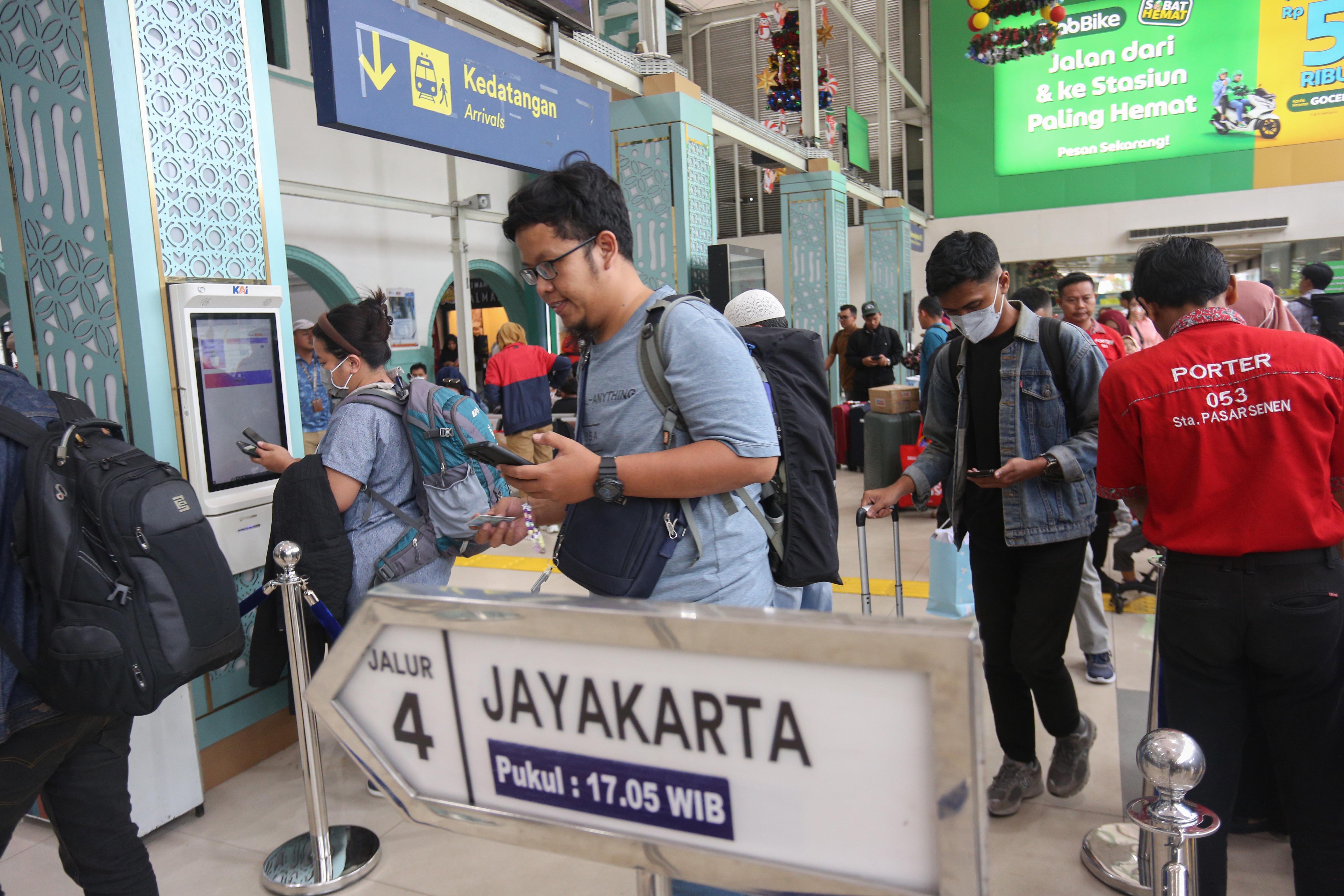 Sejumlah penumpang KA Jayakarta antre untuk pengecekan tiket di Stasiun Pasar Senen, Jakarta, Selasa (24/12/2024). Pada H-1 menjelang Hari Raya Natal 2024 dan H-7 Tahun Baru 2025, PT Kereta Api Indonesia (Persero) Daop 1 Jakarta memberangkatkan rata-rata 38 perjalanan kereta api jarak jauh melalui Stasiun Pasar Senen dengan jumlah penumpang sebanyak 25.357.