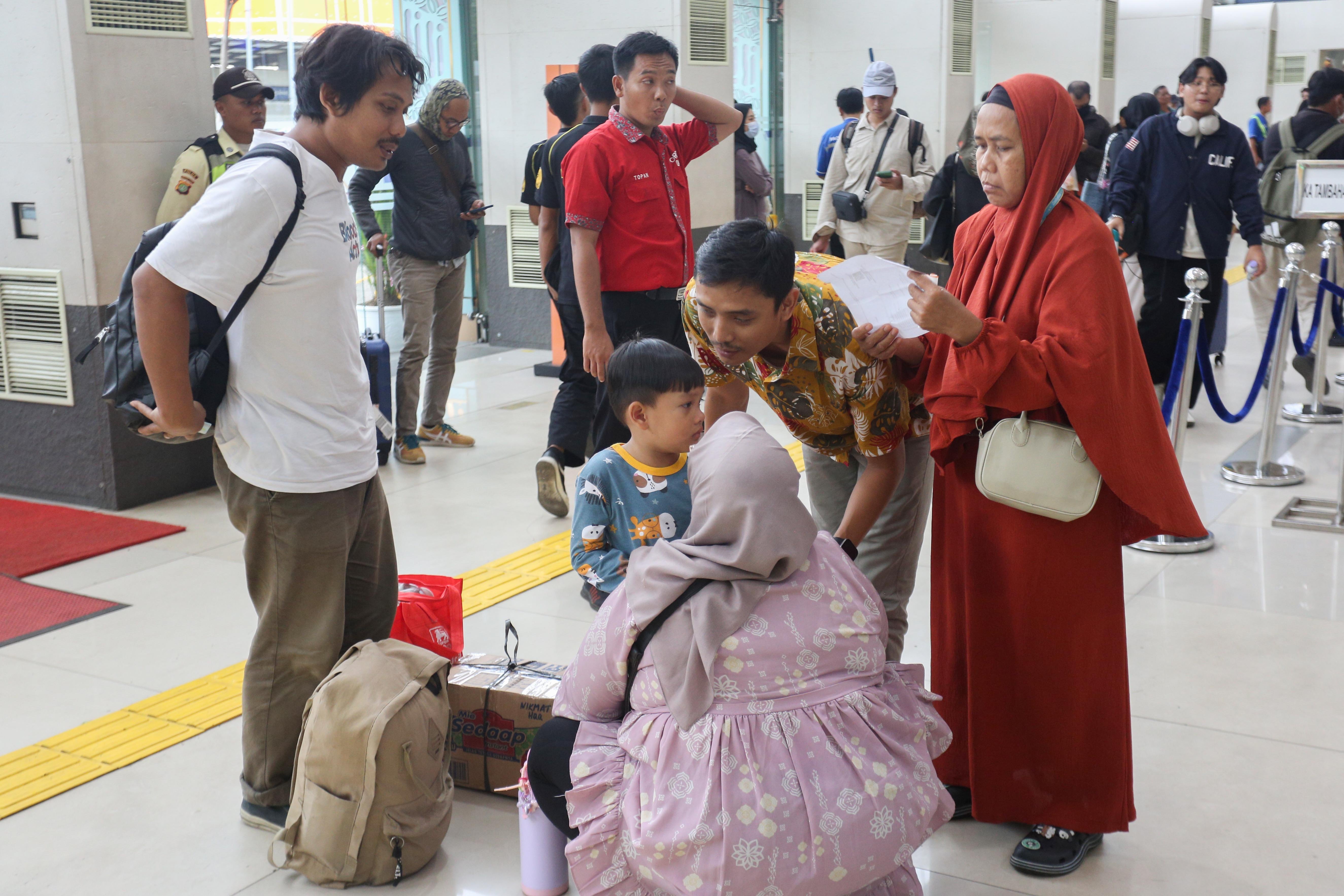 Sejumlah penumpang bersiap untuk menaiki kereta api di Stasiun Pasar Senen, Jakarta, Selasa (24/12/2024). Pada H-1 menjelang Hari Raya Natal 2024 dan H-7 Tahun Baru 2025, PT Kereta Api Indonesia (Persero) Daop 1 Jakarta memberangkatkan rata-rata 38 perjalanan kereta api jarak jauh melalui Stasiun Pasar Senen dengan jumlah penumpang sebanyak 25.357.