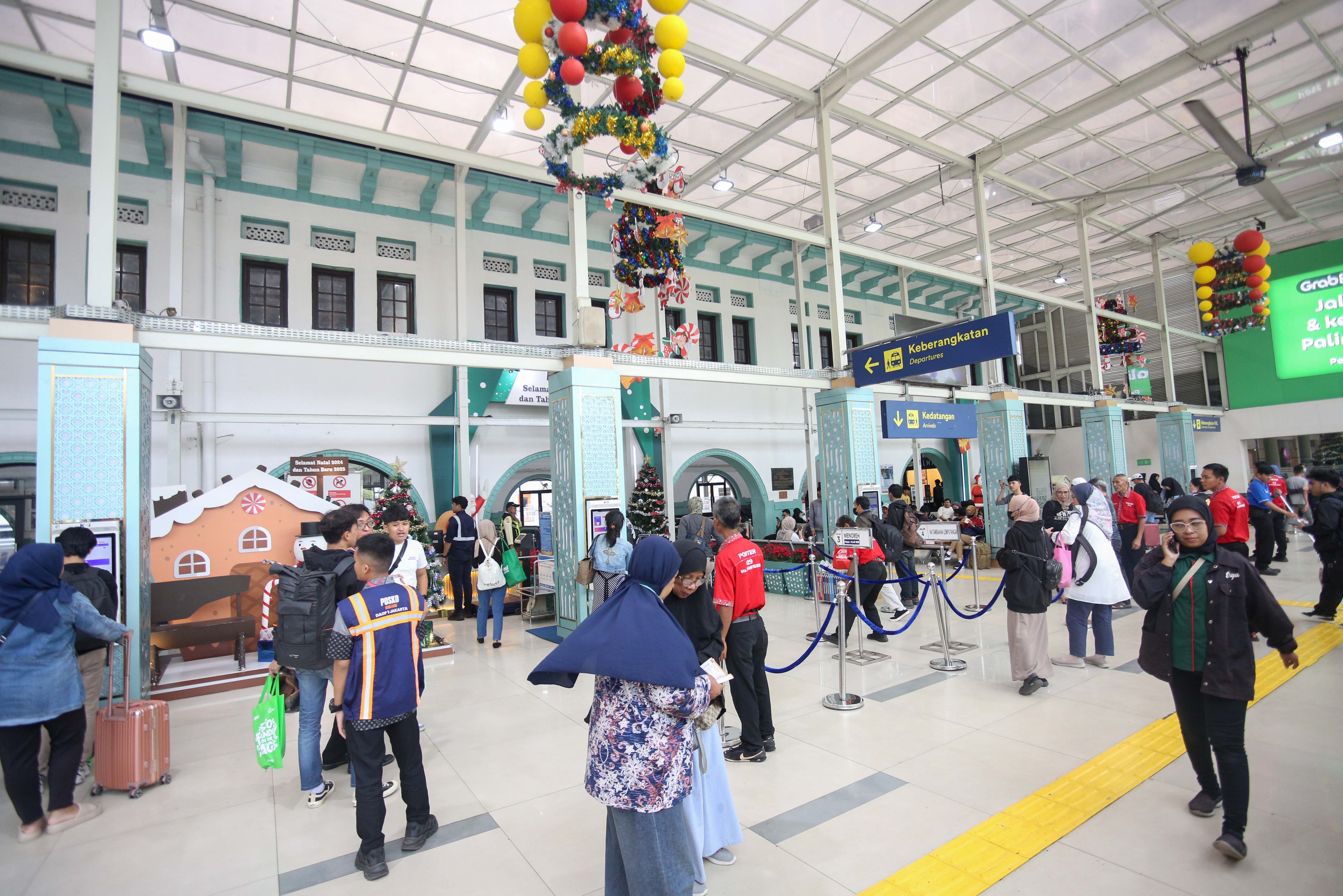 Suasana penumpang kereta api di Stasiun Pasar Senen, Jakarta, Selasa (24/12/2024). Pada H-1 menjelang Hari Raya Natal 2024 dan H-7 Tahun Baru 2025, PT Kereta Api Indonesia (Persero) Daop 1 Jakarta memberangkatkan rata-rata 38 perjalanan kereta api jarak jauh melalui Stasiun Pasar Senen dengan jumlah penumpang sebanyak 25.357.