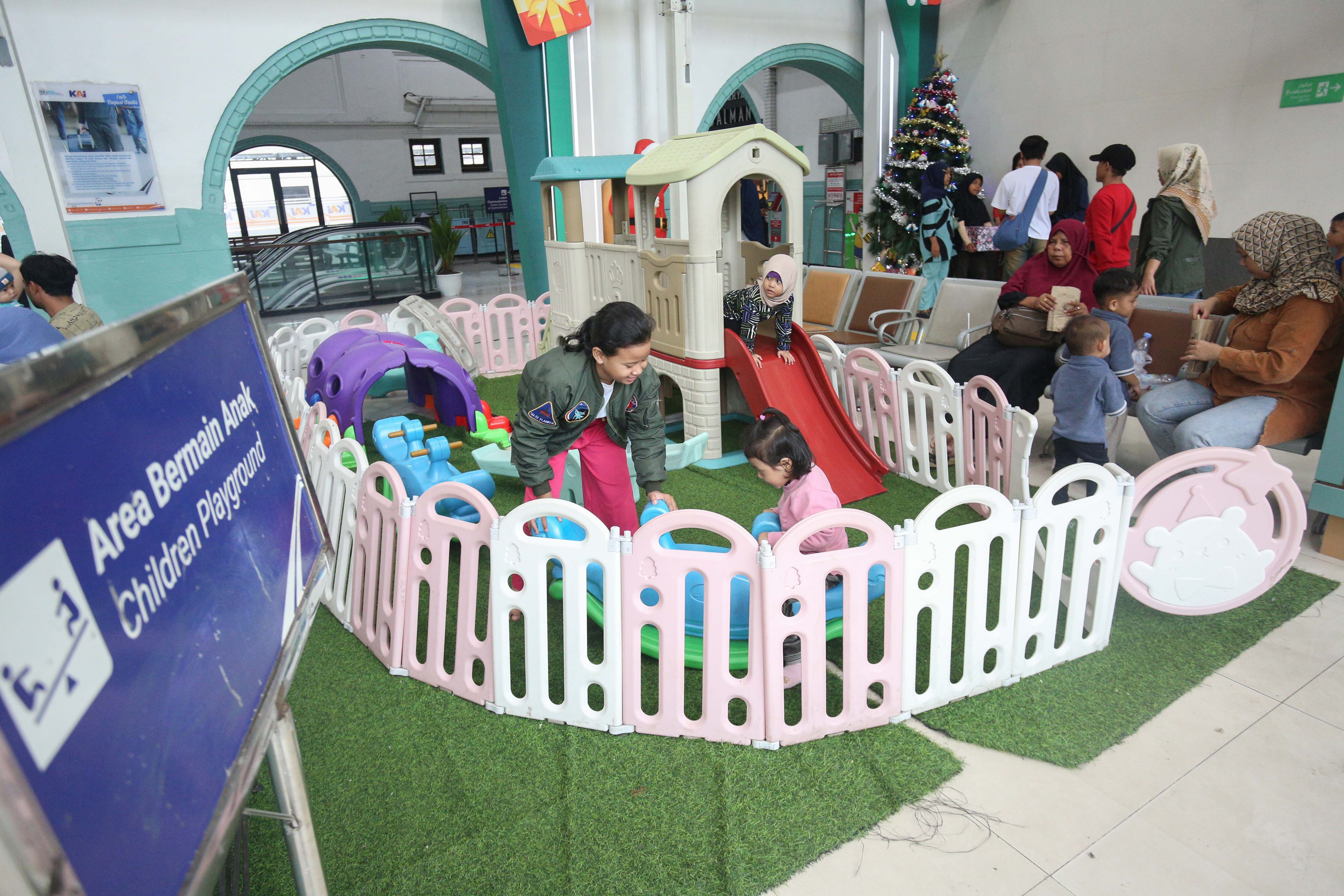 Anak-anak bermain saat menunggu keberangkatan kereta api di Stasiun Pasar Senen, Jakarta, Selasa (24/12/2024). Pada H-1 menjelang Hari Raya Natal 2024 dan H-7 Tahun Baru 2025, PT Kereta Api Indonesia (Persero) Daop 1 Jakarta memberangkatkan rata-rata 38 perjalanan kereta api jarak jauh melalui Stasiun Pasar Senen dengan jumlah penumpang sebanyak 25.357.