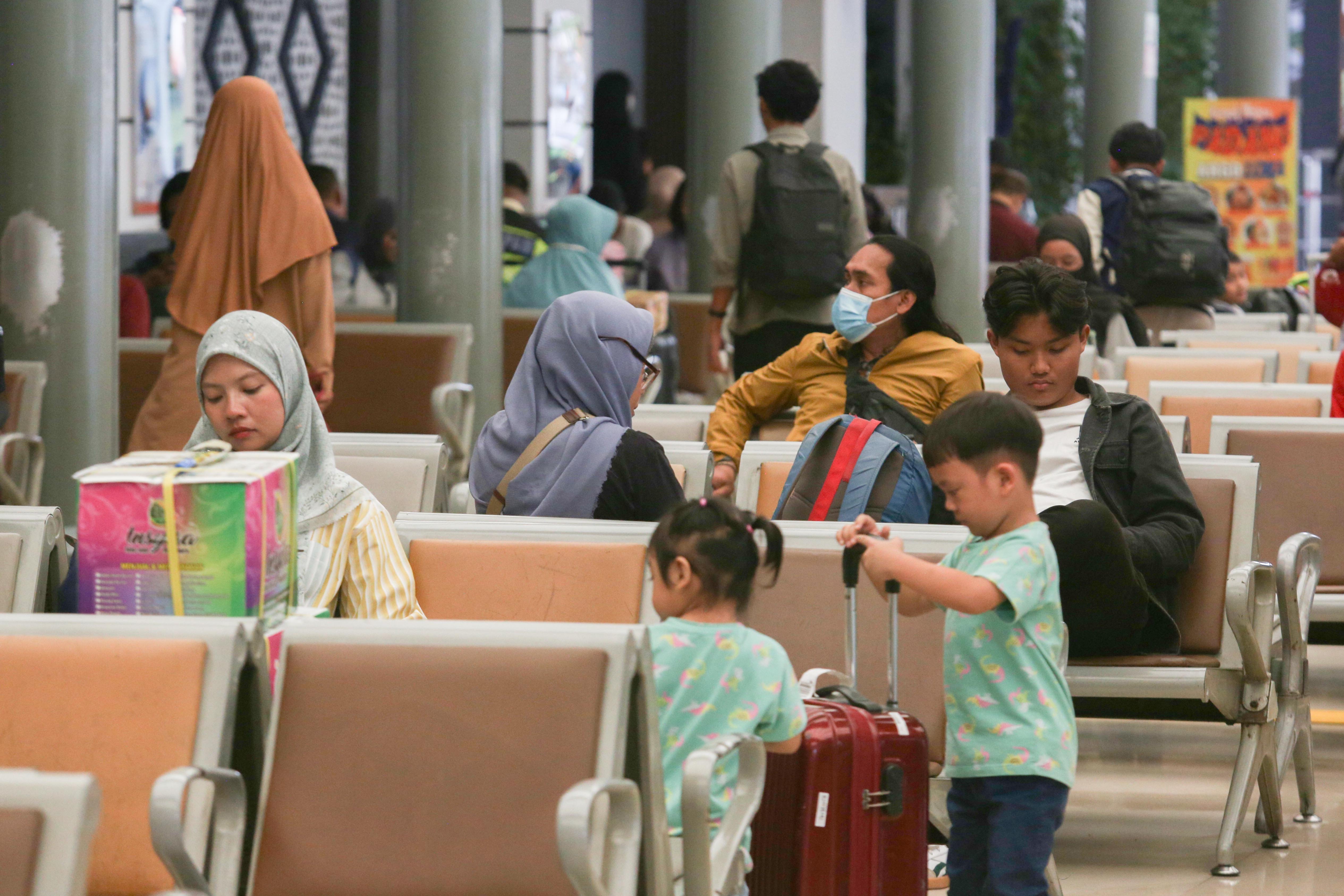 Sejumlah penumpang menunggu keberangkatan kereta api di Stasiun Pasar Senen, Jakarta, Selasa (24/12/2024). Pada H-1 menjelang Hari Raya Natal 2024 dan H-7 Tahun Baru 2025, PT Kereta Api Indonesia (Persero) Daop 1 Jakarta memberangkatkan rata-rata 38 perjalanan kereta api jarak jauh melalui Stasiun Pasar Senen dengan jumlah penumpang sebanyak 25.357.