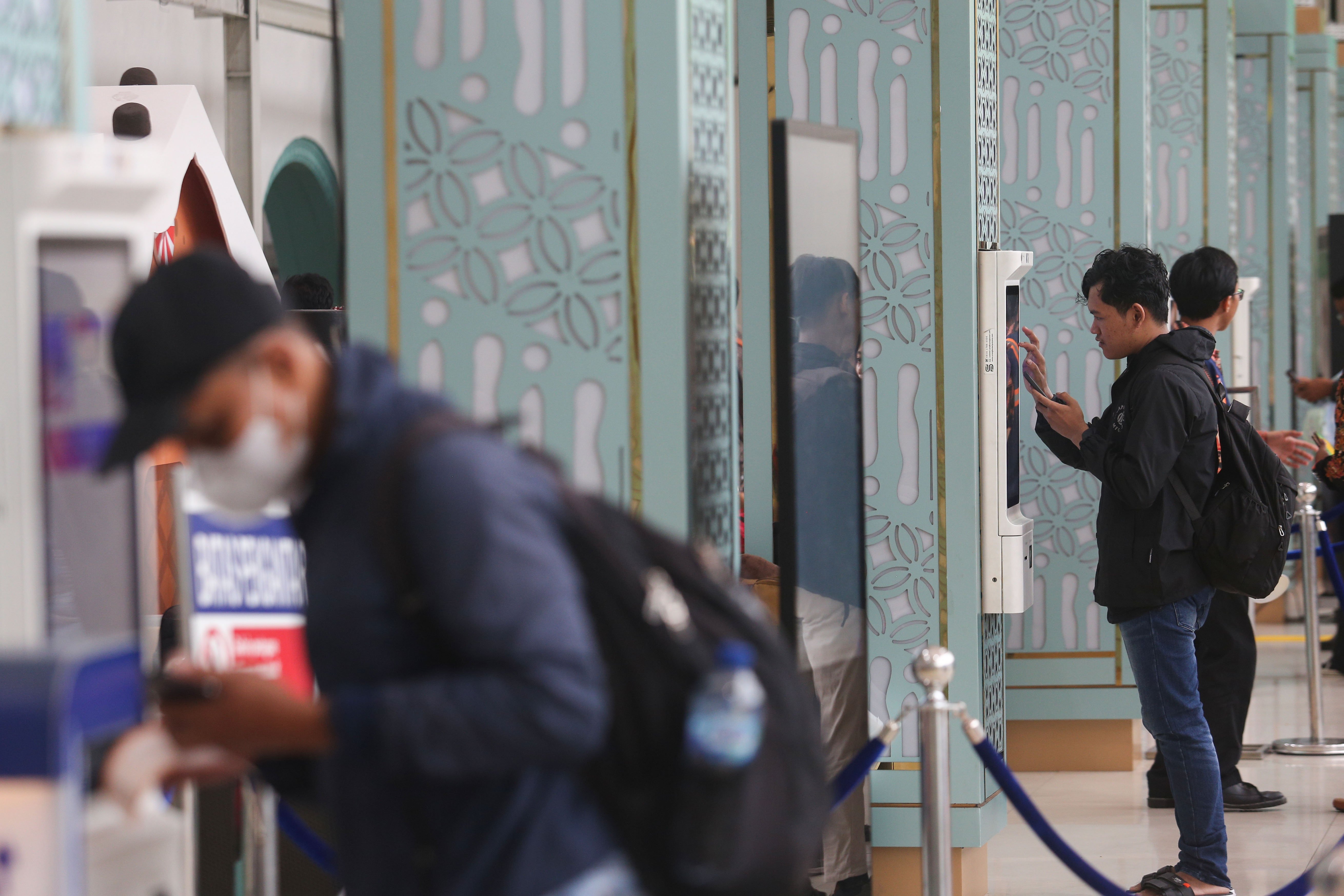 Penumpang mencetak tiket kereta api melalui mesin anjungan tiket mandiri di Stasiun Pasar Senen, Jakarta, Selasa (24/12/2024). Pada H-1 menjelang Hari Raya Natal 2024 dan H-7 Tahun Baru 2025, PT Kereta Api Indonesia (Persero) Daop 1 Jakarta memberangkatkan rata-rata 38 perjalanan kereta api jarak jauh melalui Stasiun Pasar Senen dengan jumlah penumpang sebanyak 25.357.