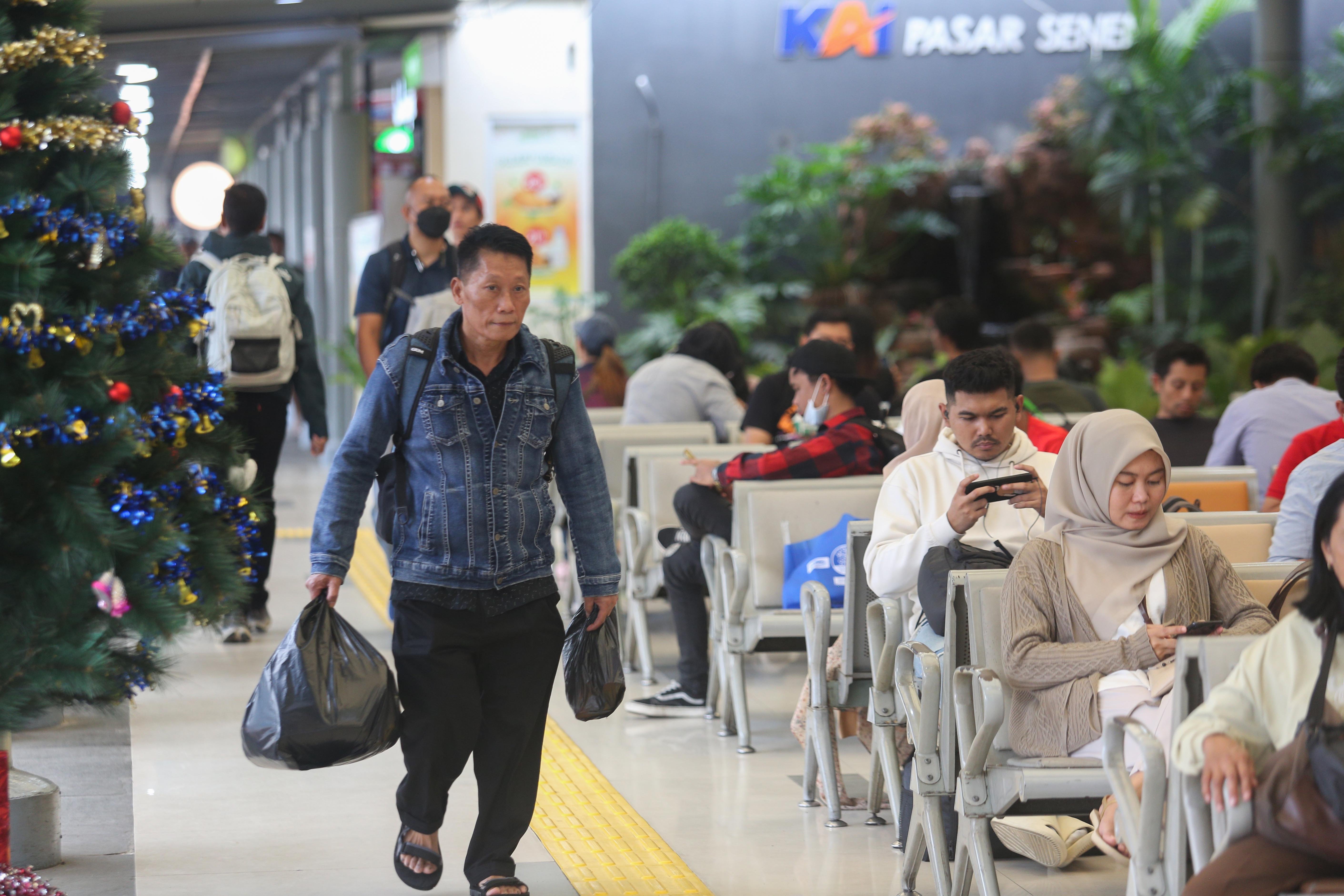 Penumpang berjalan menuju ke area Stasiun Pasar Senen, Jakarta, Selasa (24/12/2024). Pada H-1 menjelang Hari Raya Natal 2024 dan H-7 Tahun Baru 2025, PT Kereta Api Indonesia (Persero) Daop 1 Jakarta memberangkatkan rata-rata 38 perjalanan kereta api jarak jauh melalui Stasiun Pasar Senen dengan jumlah penumpang sebanyak 25.357.