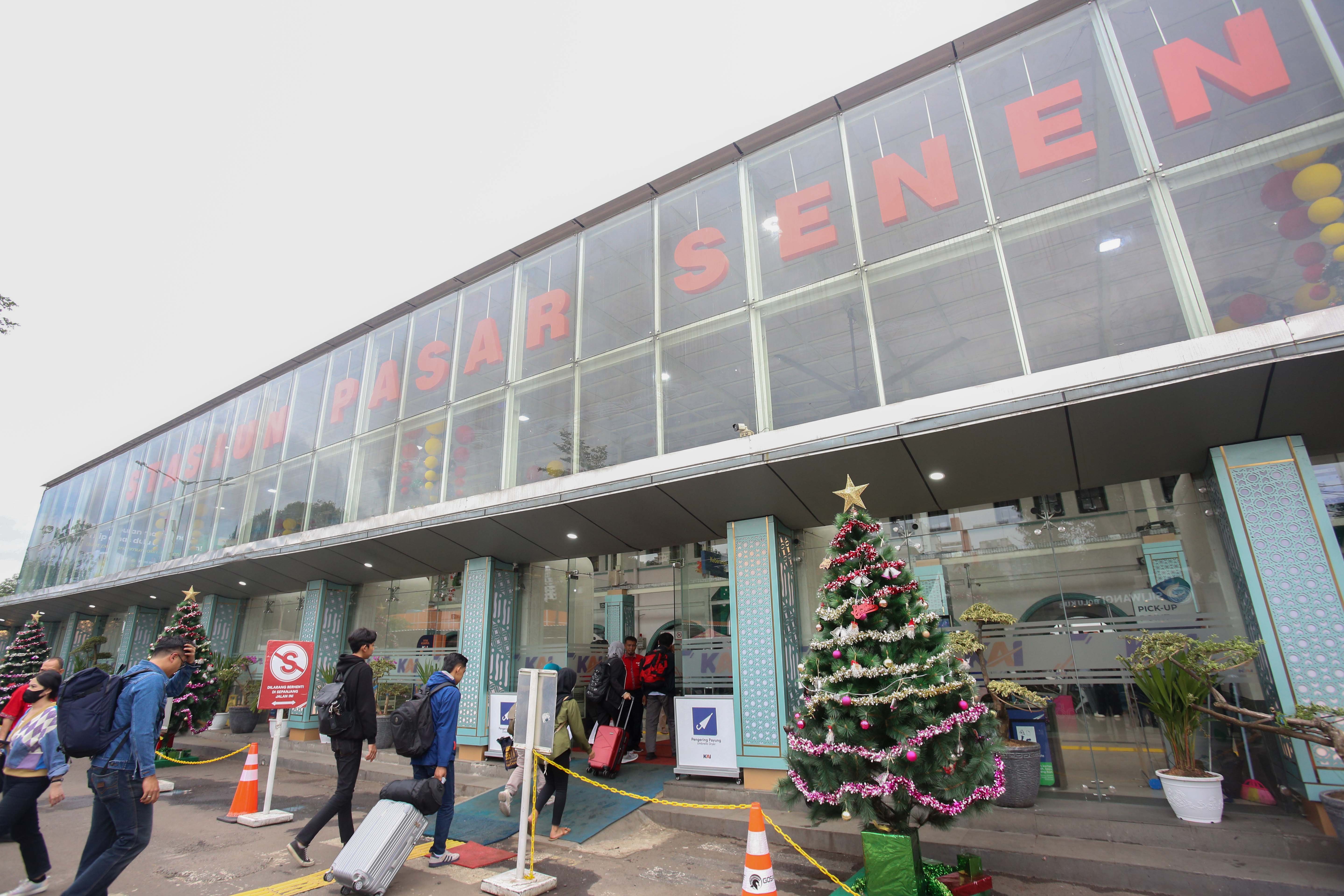 Sejumlah penumpang berjalan menuju ke area Stasiun Pasar Senen, Jakarta, Selasa (24/12/2024). Pada H-1 menjelang Hari Raya Natal 2024 dan H-7 Tahun Baru 2025, PT Kereta Api Indonesia (Persero) Daop 1 Jakarta memberangkatkan rata-rata 38 perjalanan kereta api jarak jauh melalui Stasiun Pasar Senen dengan jumlah penumpang sebanyak 25.357.