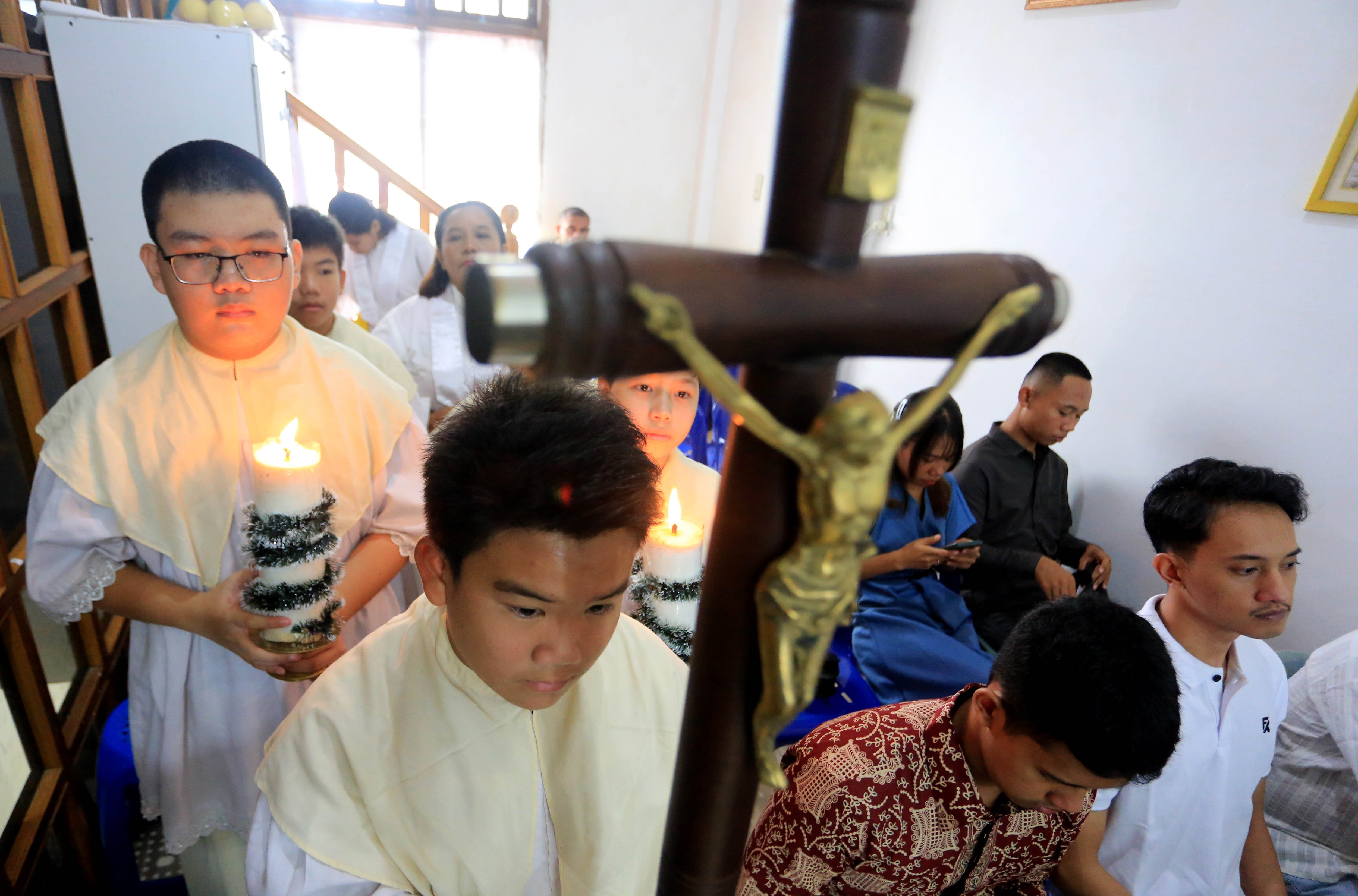 Sejumlah umat Kristiani bersiap melaksanakan ibadah Hari Raya Natal di Gereja Stasi Santo Antonius Meulaboh, Aceh Barat, Aceh, Rabu (25/12/2024). Perayaan ibadah Misa Hari Raya Natal 2024 di Aceh Barat berlangsung di tiga gereja yang mengusung tema Marilah Sekarang Kita Pergi ke Bethlehem. 