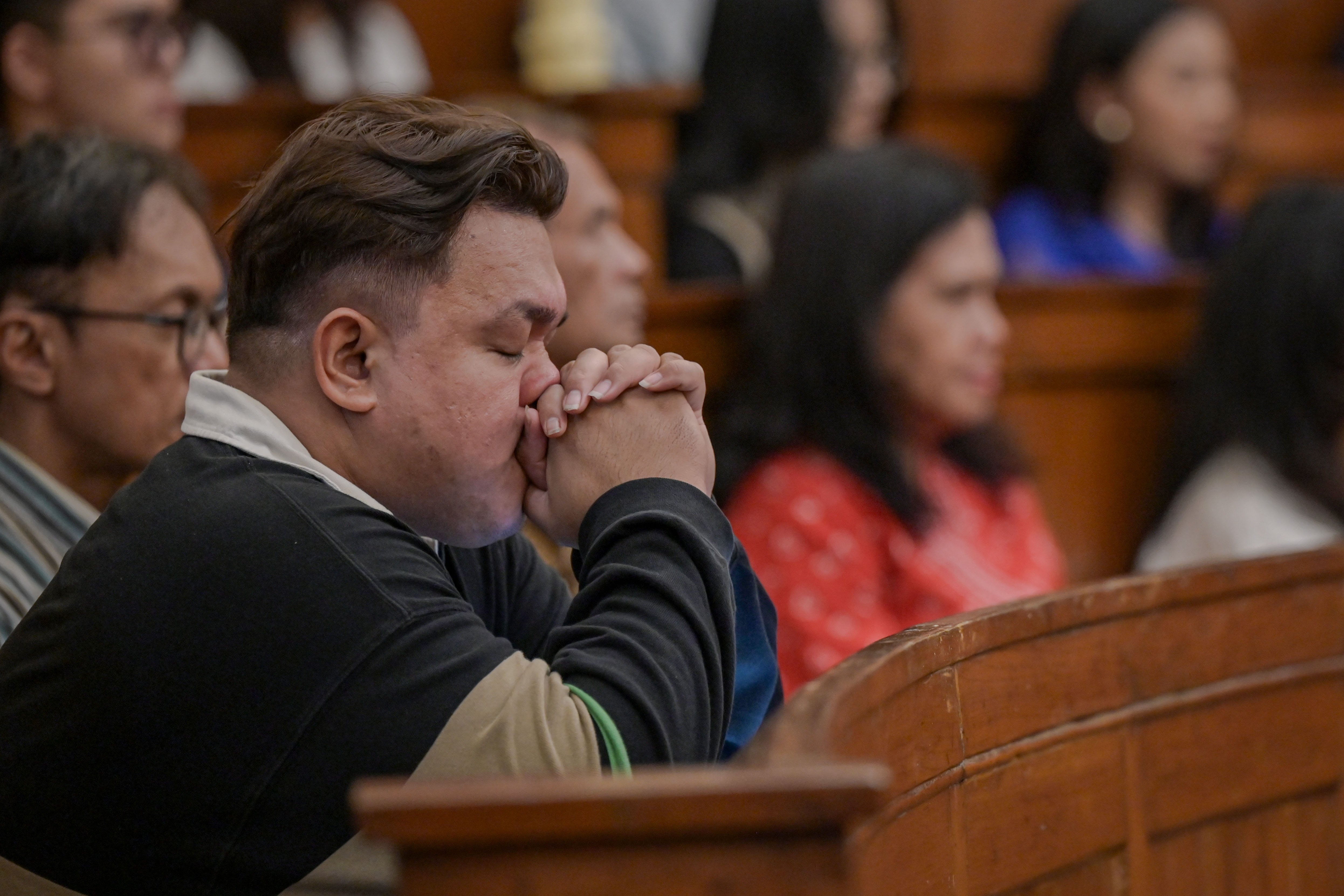 Seorang jemaat berdoa saat melaksanakan ibadah Natal di GPIB Immanuel, Jakarta, Rabu (25/12/2024). Gereja Protestan Indonesia Bagian Barat (GPIB) Immanuel Jakarta menggelar ibadah Natal 2024 dengan tema Kesederhanaan Natal Kristus Membawa Kesukacitaan Besar Bagi Dunia. 