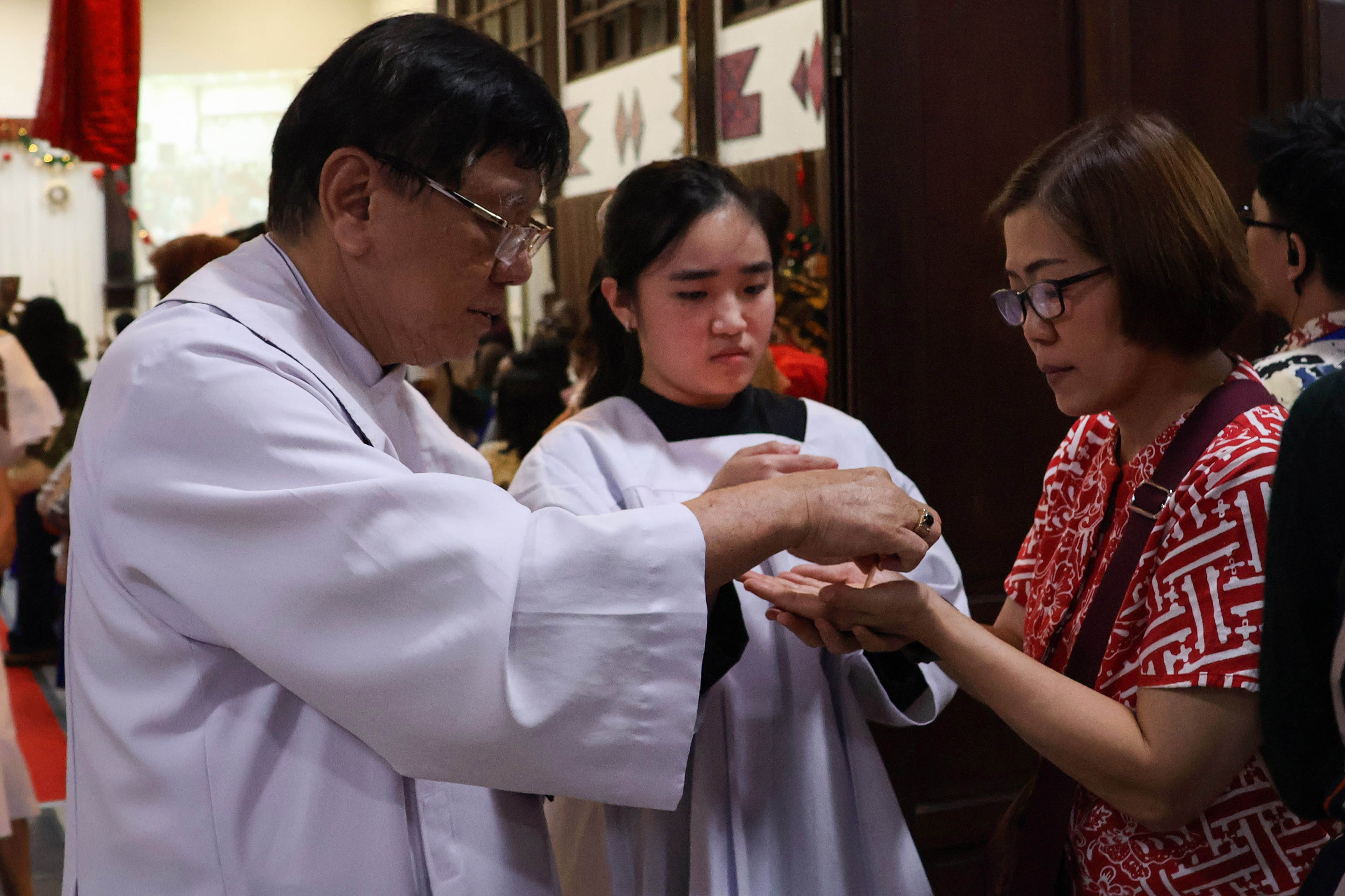 Umat Kristiani melakukan prosesi komuni saat mengikuti ibadah misa malam Natal 2024 di Gereja Katedral Makassar, Sulawesi Selatan, Selasa (24/12/2024). Ibadah misa malam Natal 2024 berema Marilah sekarang kita pergi ke Bethlehem. 