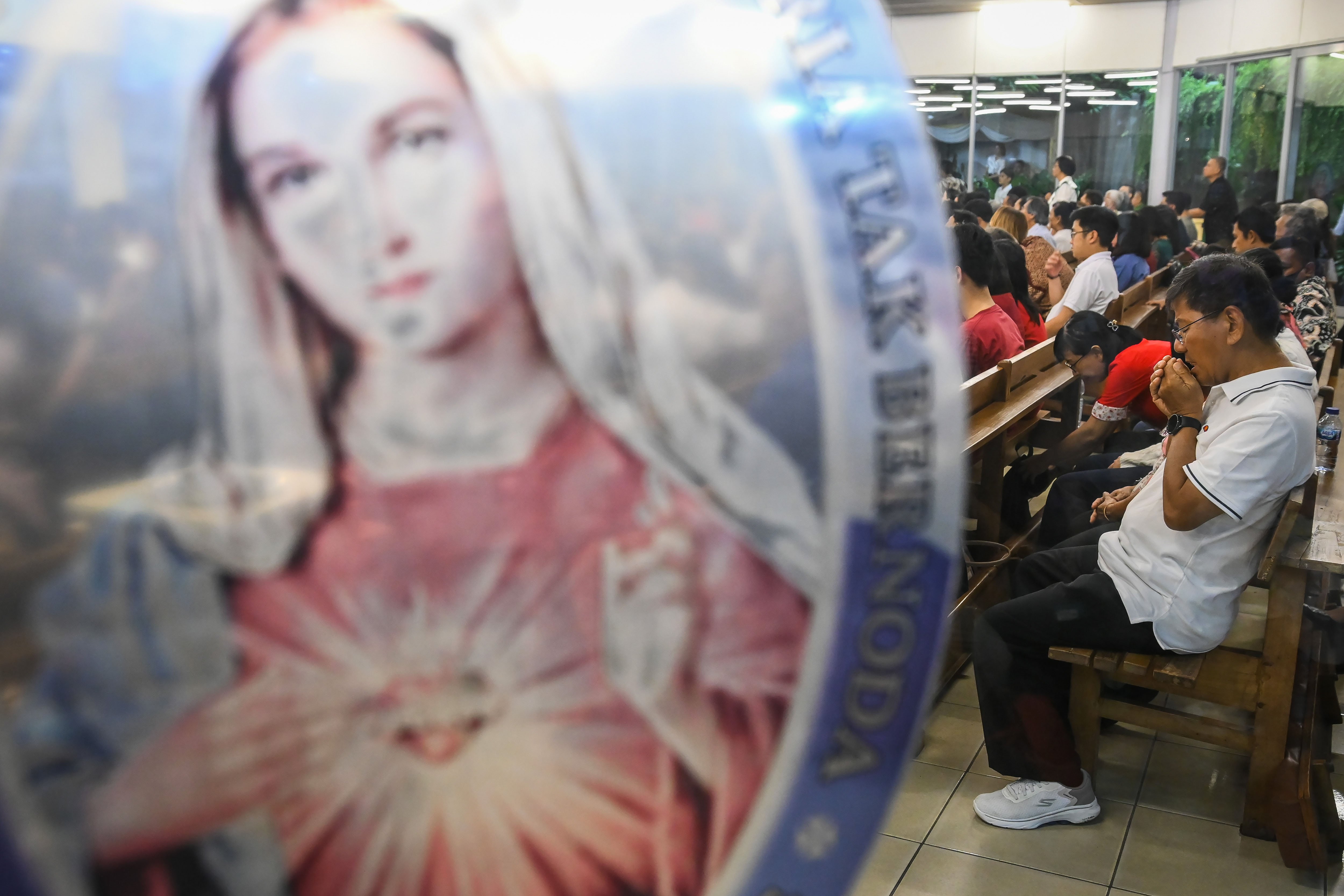 Sejumlah umat Katolik mengikuti ibadah Misa Malam Natal di Gereja Katolik Hati Santa Perawan Maria Tak Bernoda, Kota Tangerang, Banten, Selasa (24/12/2024). Misa Malam Natal 2024 yang digelar dalam dua sesi tersebut diikuti sekitar tujuh ribu umat Katolik Paroki Tangerang. 