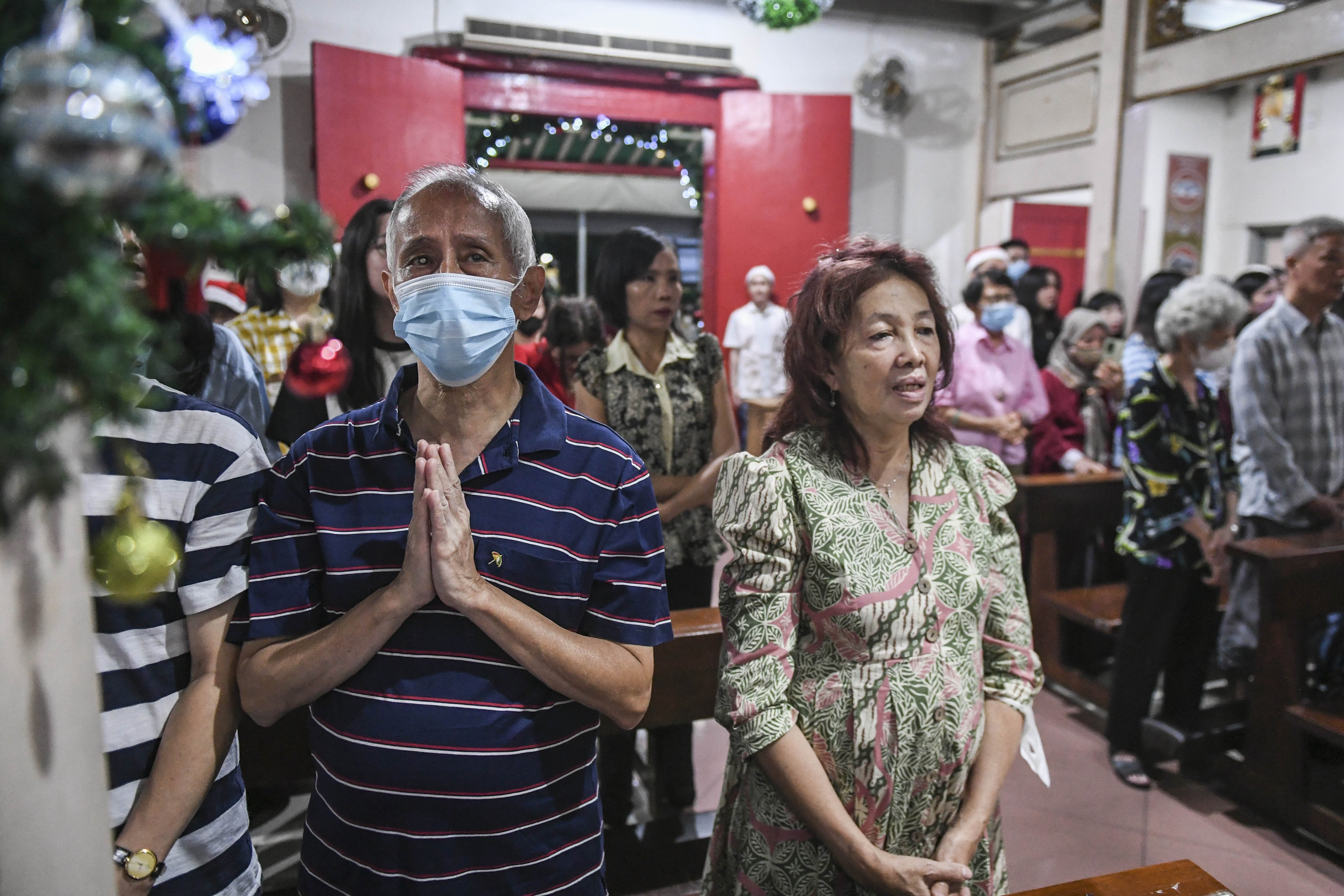 Umat Katolik mengikuti Misa Malam Natal di Gereja Santa Maria de Fatima, Glodok, Jakarta, Selasa (24/12/2024). Misa Malam Natal yang digelar di gereja berarsitektur tionghoa itu berjalan dengan khidmat. 