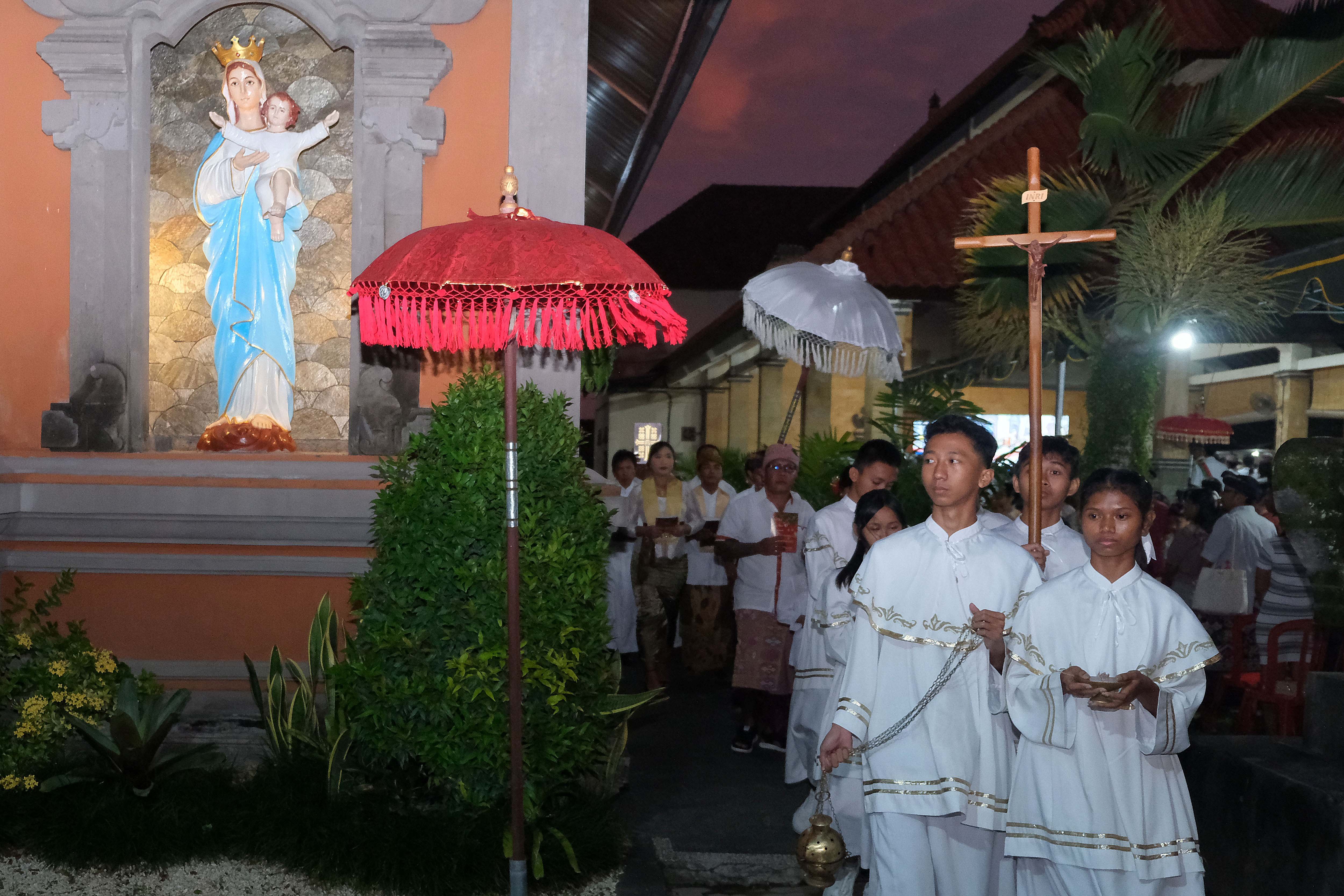 Umat Katolik menjalani prosesi Misa Malam Natal di Gereja Katolik Paroki Roh Kudus Babakan, Desa Canggu, Badung, Bali, Selasa (24/12/2024). Gereja bernuansa Bali tersebut setiap perayaan Natal sebagian besar umatnya mengenakan busana adat Bali sebagai simbol akulturasi dan pelestarian budaya serta diikuti sejumlah wisatawan mancanegara. 