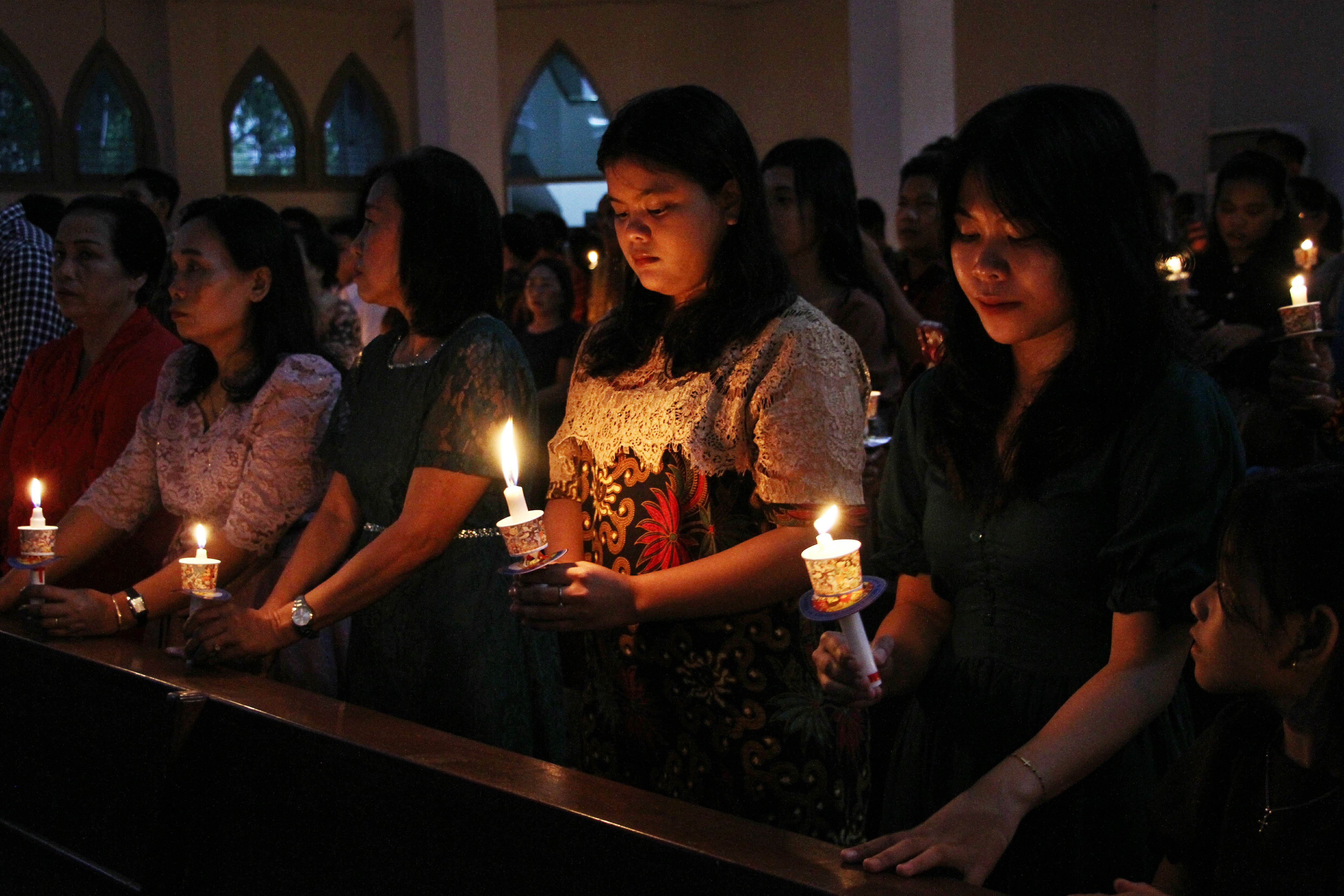 Umat Katolik melaksanakan Misa Malam Natal di Gereja Katedral, Palangka Raya, Kalimantan Tengah, Selasa (24/12/2024). Pelaksanaan ibadah Misa Malam Natal di Gereja Katedral tersebut mengusung tema Marilah Sekarang Kita Pergi ke Bethlehem. 