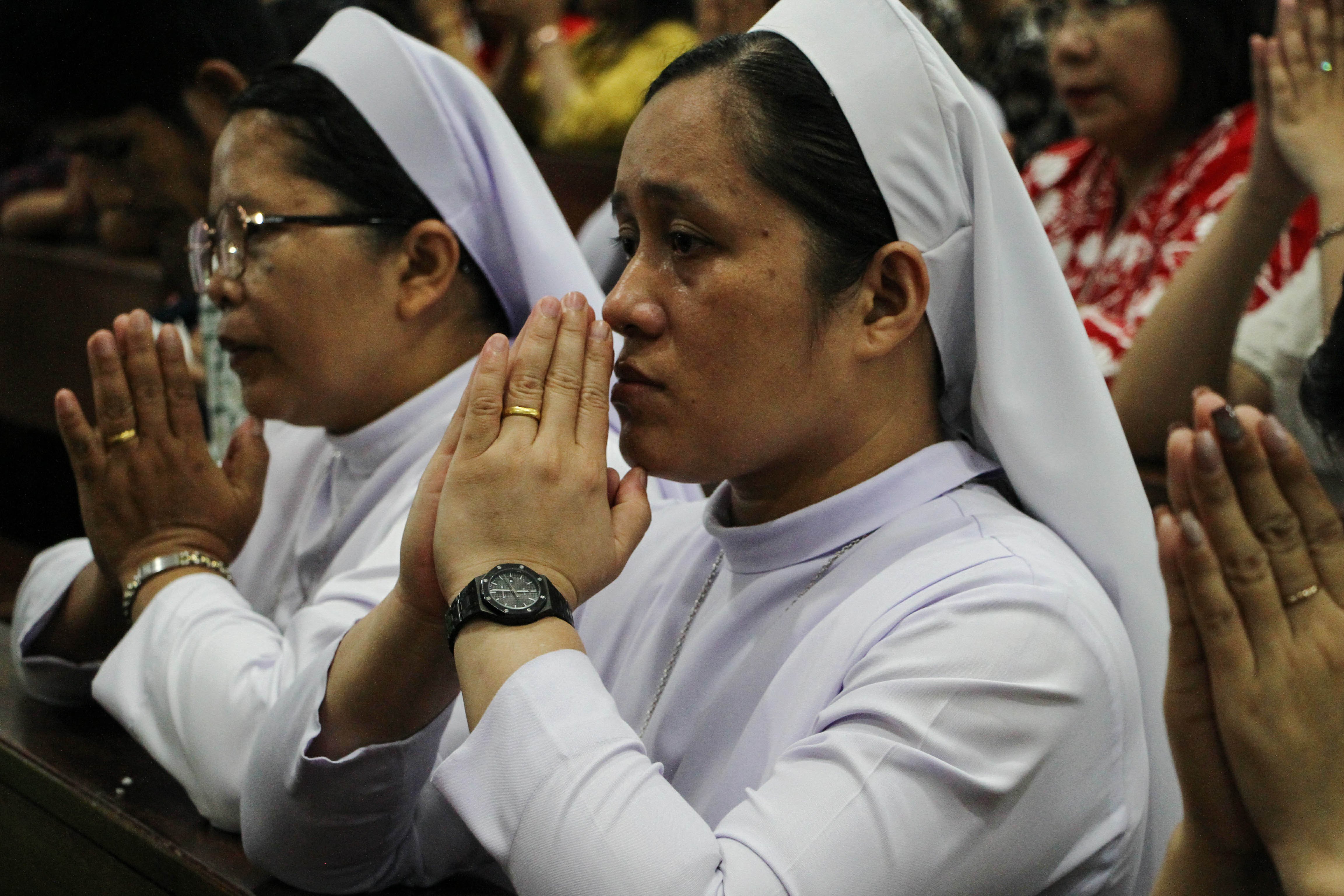 Umat Katolik melaksanakan Misa Malam Natal di Gereja Katedral, Palangka Raya, Kalimantan Tengah, Selasa (24/12/2024). Pelaksanaan ibadah Misa Malam Natal di Gereja Katedral tersebut mengusung tema Marilah Sekarang Kita Pergi ke Bethlehem. 