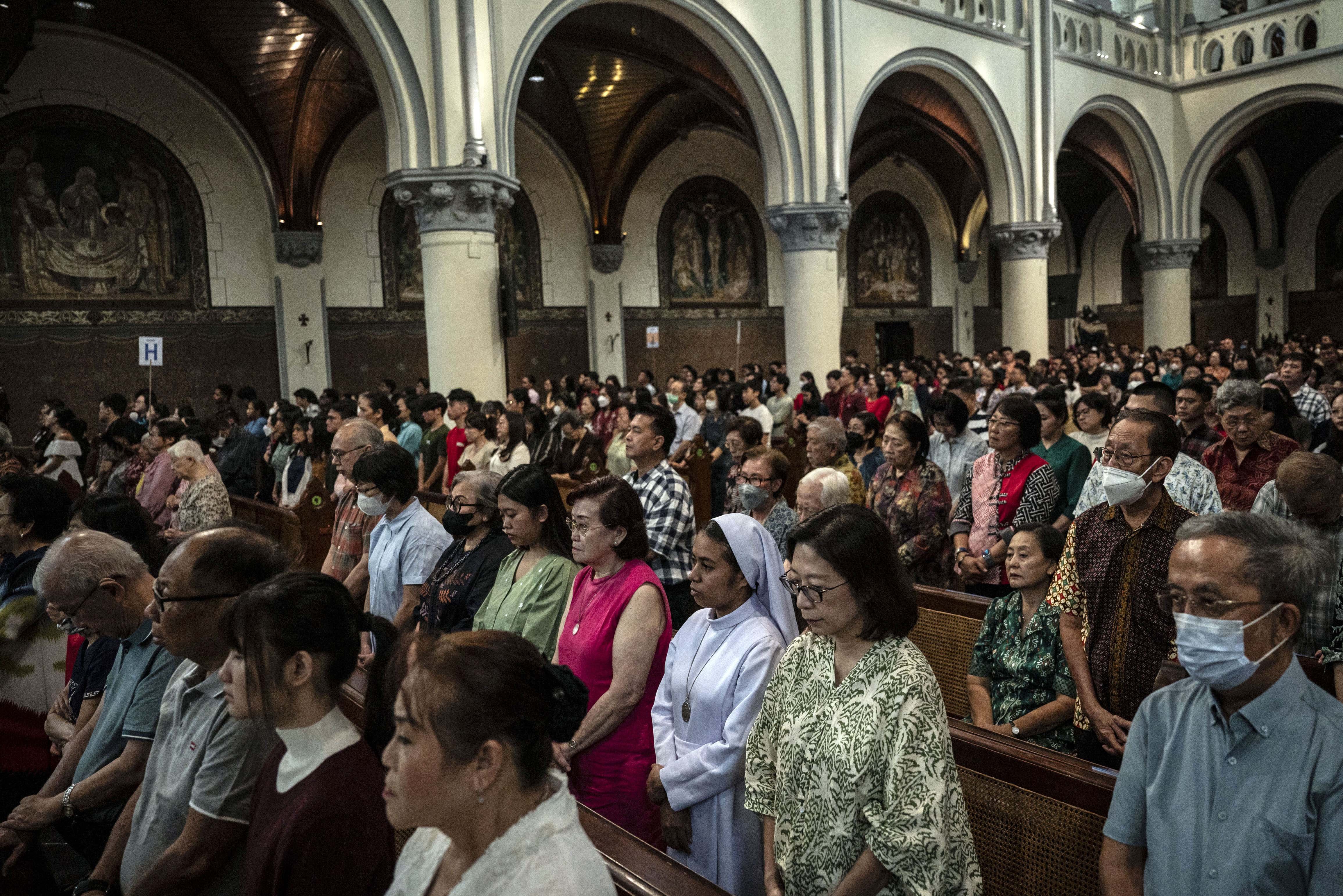 Umat Katolik mengikuti Misa Natal di Gereja Katedral, Jakarta, Rabu (25/12/2024). Tema Natal yang diusung Gereja Katedral Jakarta tahun ini adalah Marilah Sekarang Kita Pergi ke Bethlehem.