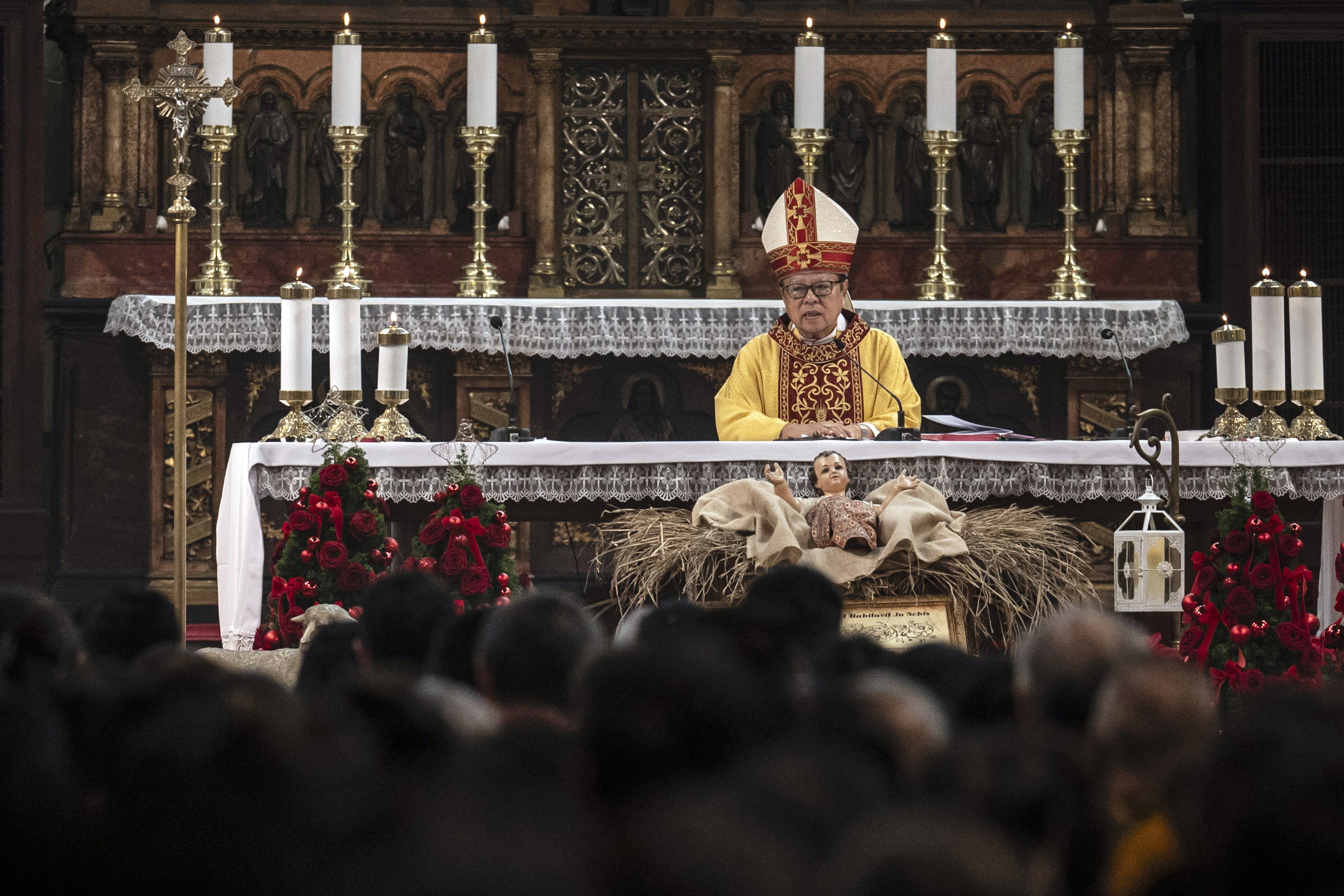 Uskup Agung Jakarta Ignatius Kardinal Suharyo berbicara saat memimpin jalannya Misa Natal di Gereja Katedral, Jakarta, Rabu (25/12/2024). Tema Natal yang diusung Gereja Katedral Jakarta tahun ini adalah Marilah Sekarang Kita Pergi ke Bethlehem. 