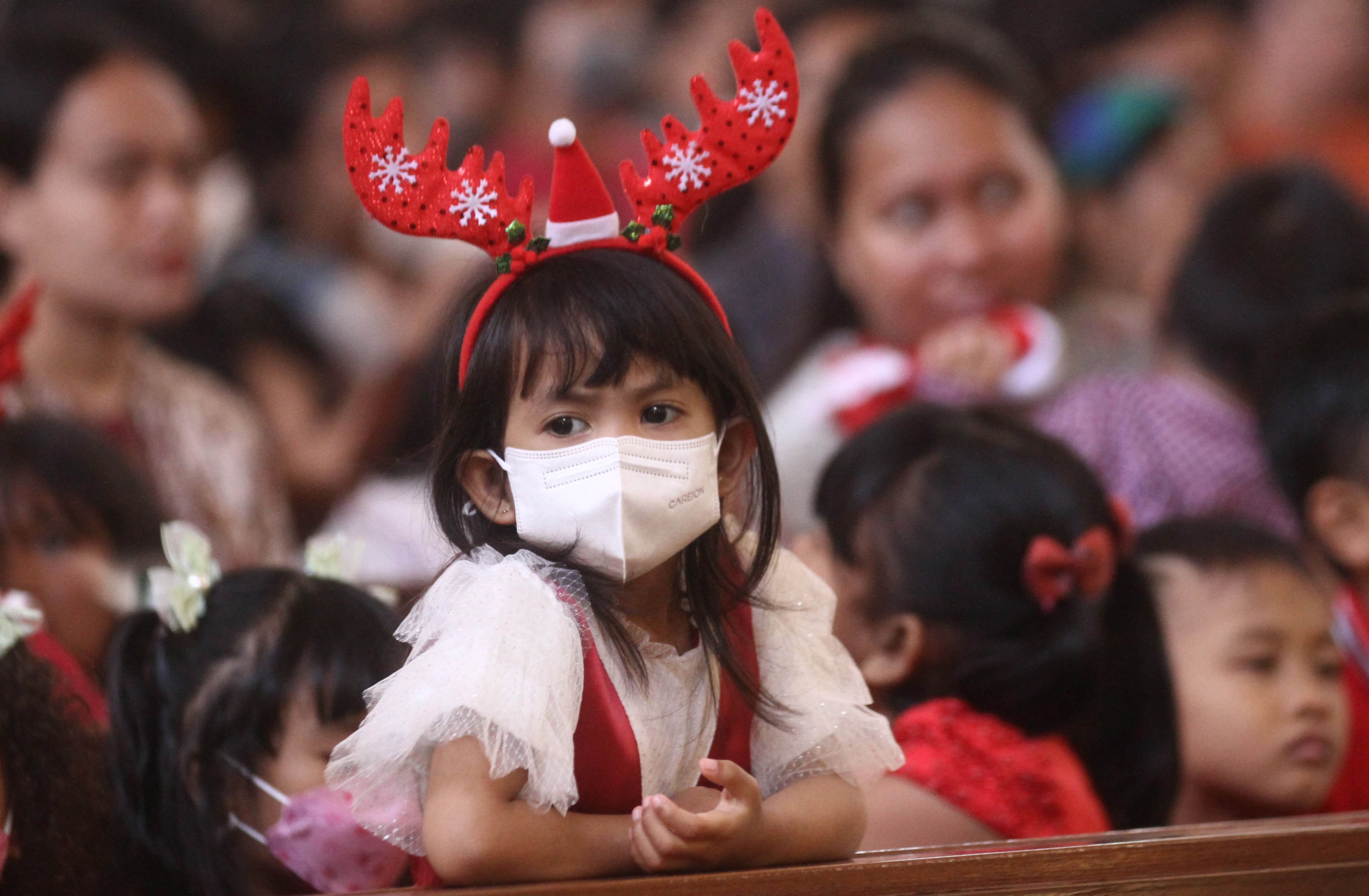Sejumlah anak mengikuti Misa Natal Anak di Gereja Katedral Ijen, Malang, Jawa Timur, Rabu (25/12/2024). Misa tersebut diikuti sekitar 700 jemaat untuk merayakan kelahiran Yesus serta menumbuhkan keimanan sekaligus menanamkan perilaku luhur pada anak dengan berbagai pesan moral. 
