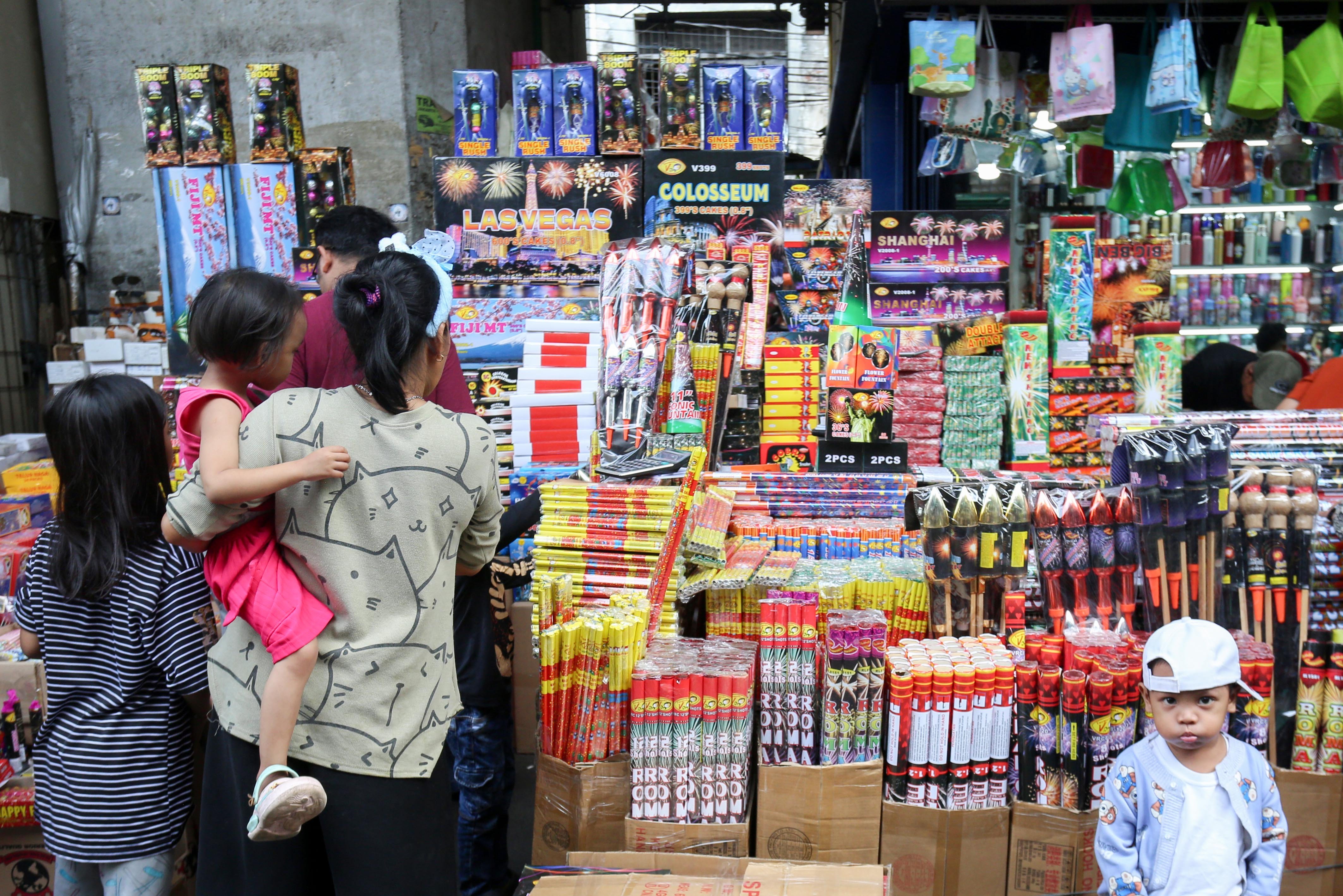 Pembeli memilih kembang api yang dijual di Pasar Asemka, Jakarta, Senin (30/12/2024). Berdasarkan penuturan pedagang menjelang tahun baru 2025, penjualan kembang di pasar yang telah berdiri sejak tahun 1960-an ini mengalami kenaikan dua kali lipat dengan harga jual mulai dari Rp.10.000 hingga Rp.1 juta tergantung jenis dan ukurannya.