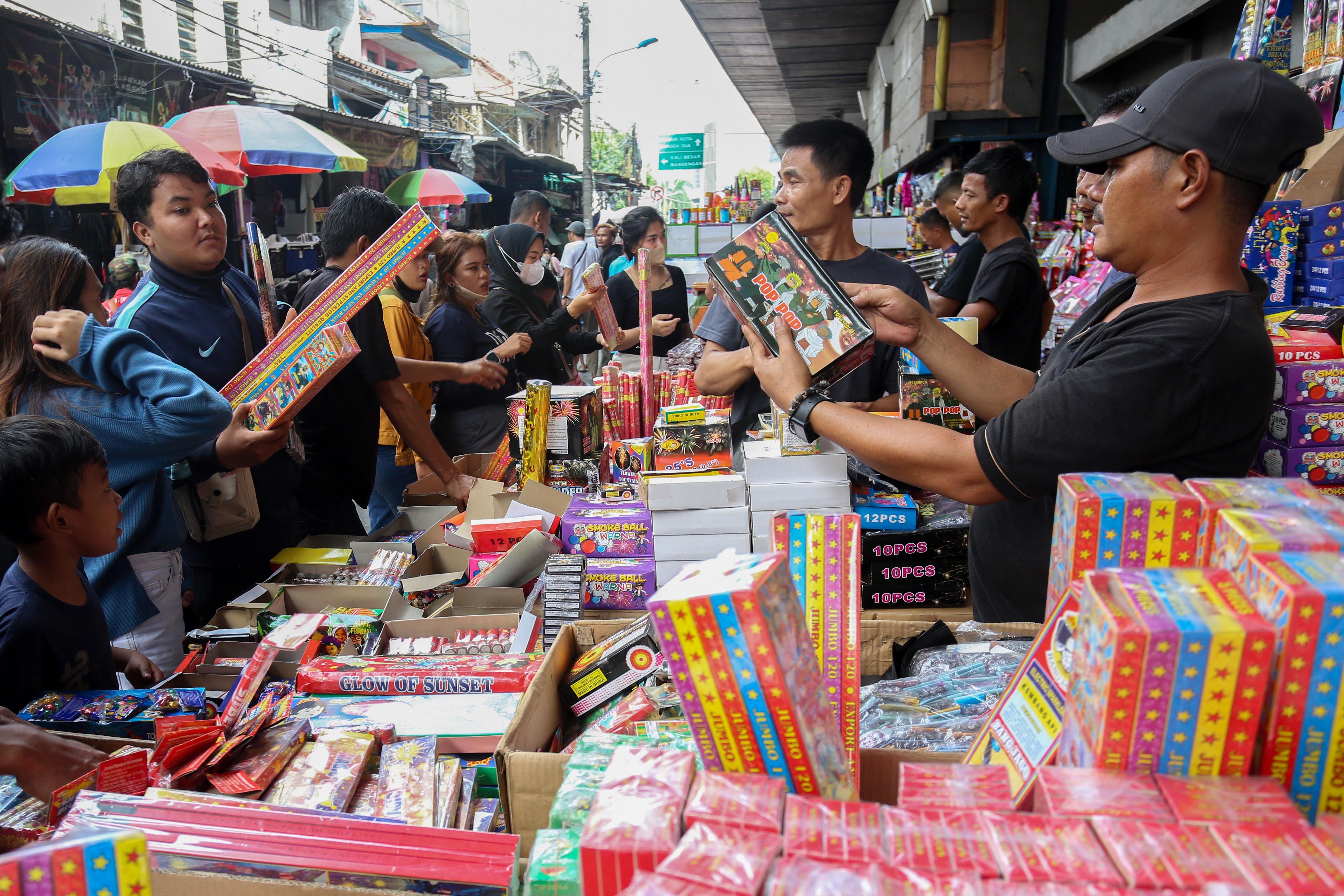 Pembeli memilih kembang api yang dijual di Pasar Asemka, Jakarta, Senin (30/12/2024). Berdasarkan penuturan pedagang menjelang tahun baru 2025, penjualan kembang di pasar yang telah berdiri sejak tahun 1960-an ini mengalami kenaikan dua kali lipat dengan harga jual mulai dari Rp.10.000 hingga Rp.1 juta tergantung jenis dan ukurannya.