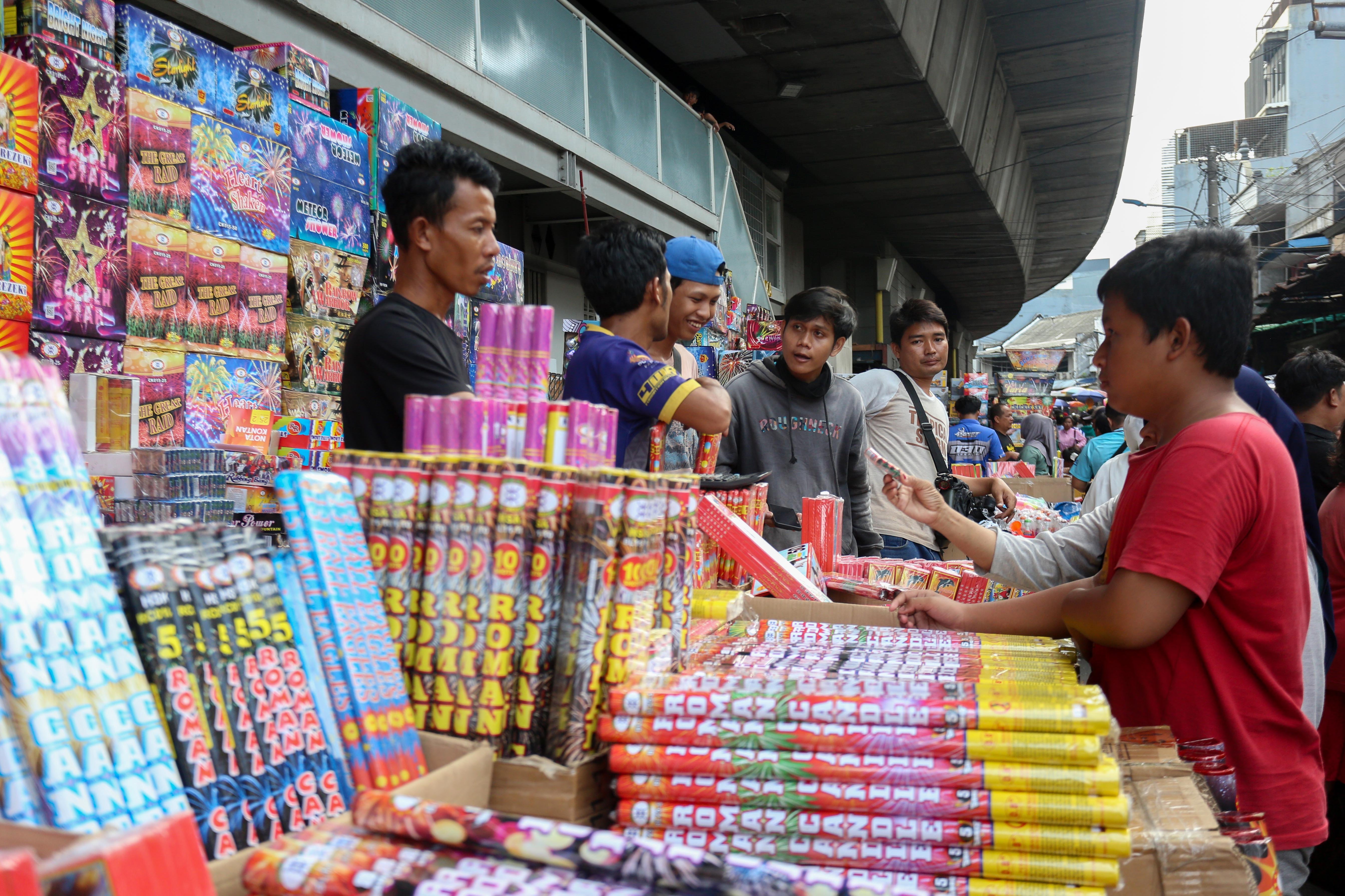 Pedagang melayani pembeli kembang api di Pasar Asemka, Jakarta, Senin (30/12/2024). Berdasarkan penuturan pedagang menjelang tahun baru 2025, penjualan kembang di pasar yang telah berdiri sejak tahun 1960-an ini mengalami kenaikan dua kali lipat dengan harga jual mulai dari Rp.10.000 hingga Rp.1 juta tergantung jenis dan ukurannya. 