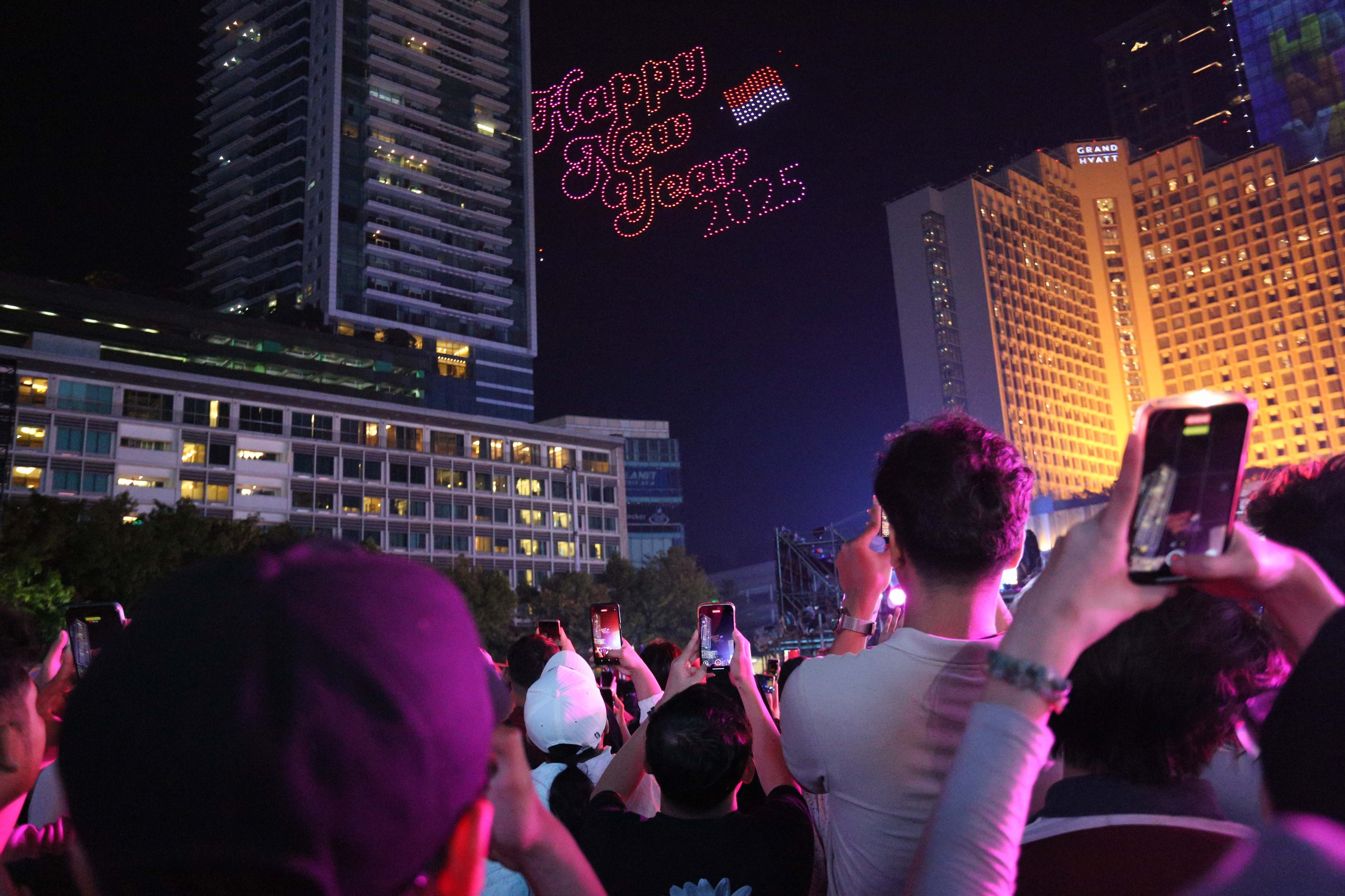 Suasana pertunjukkan drone pada acara Kirana Jakarta 2025 di Bundaran HI, Jakarta, Rabu (1/1/2025). Pemprov Jakarta menggelar perayaan malam tahun baru 2025 dengan tema Semarak Jakarta Mendunia yang diisi oleh penampilan musik dari Yura Yunita dan RAN, pertunjukkan drone hingga pesta kembang api. 