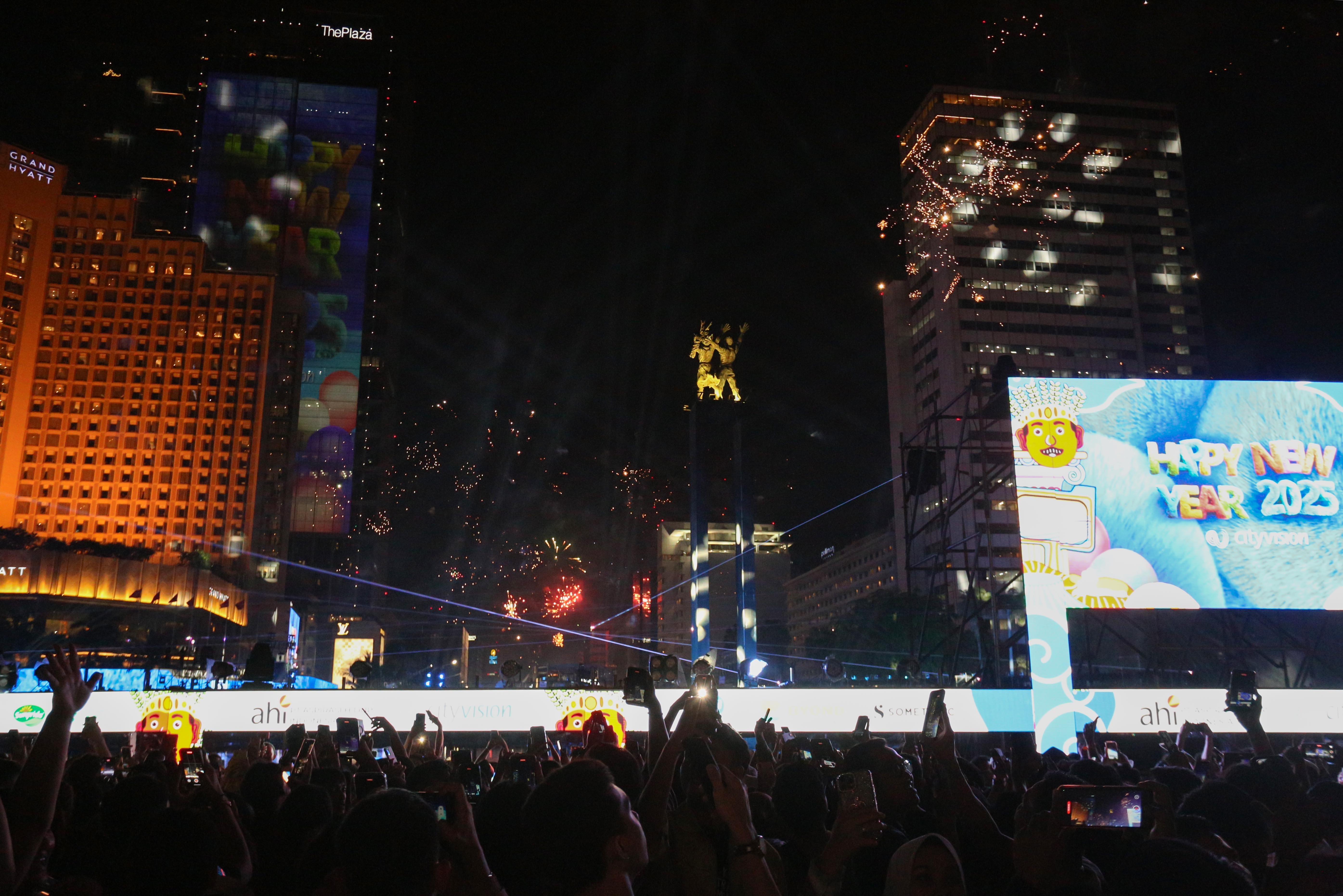 Suasana pesta kembang api malam pergantian tahun baru pada acara Kirana Jakarta 2025 di Bundaran HI, Jakarta, Rabu (1/1/2025). Pemprov Jakarta menggelar perayaan malam tahun baru 2025 dengan tema Semarak Jakarta Mendunia yang diisi oleh penampilan musik dari Yura Yunita dan RAN, pertunjukkan drone hingga pesta kembang api.